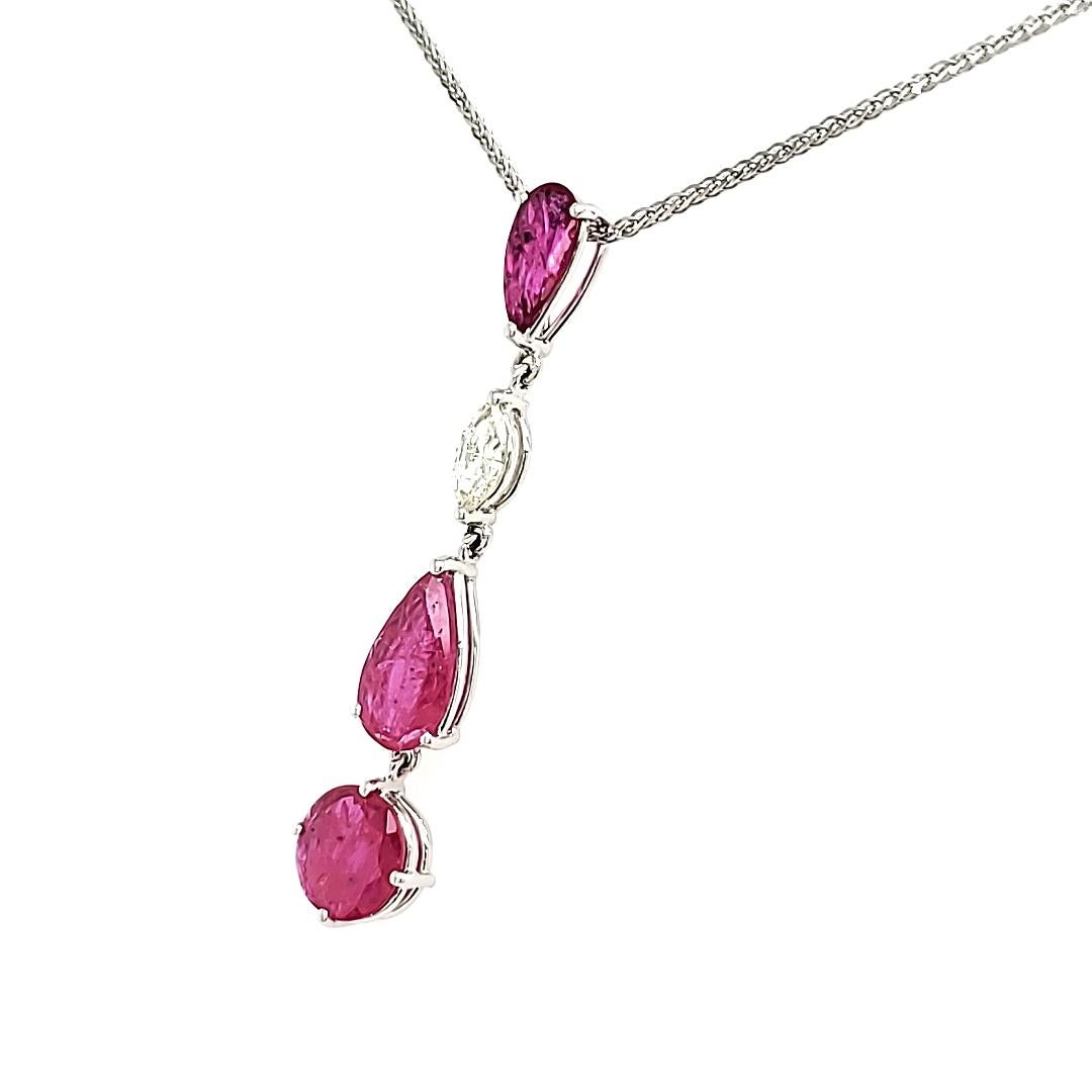 Elaborado con tres exquisitos rubíes de Mozambique sin calentar que suman un total de 2,21 quilates, dos de ellos en forma de pera y uno redondo.

Acentuando los rubíes hay un deslumbrante diamante marquesa de 0,24 quilates, que añade un toque de