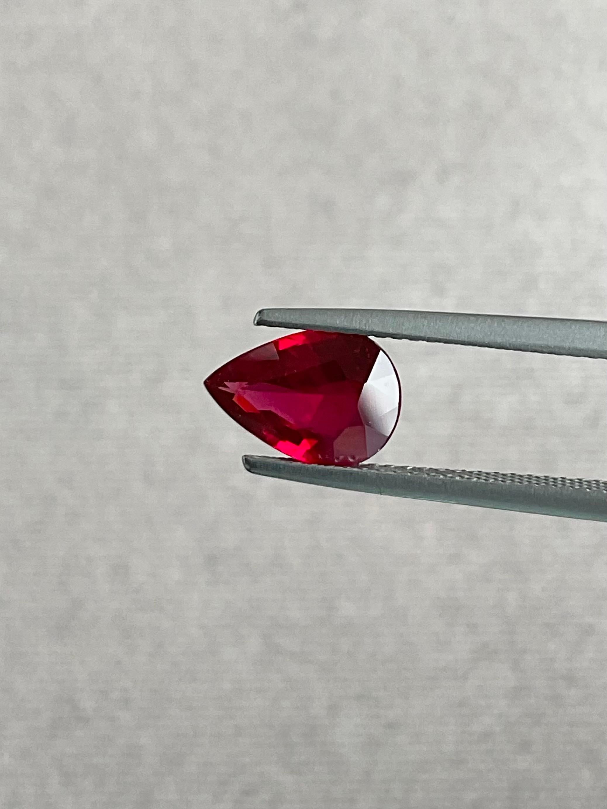 Rubino non riscaldato del Mozambico a forma di pera da 2,35 carati, una dimensione perfetta per un anello di fidanzamento o un ciondolo speciale da realizzare.

I rubini sono conosciuti come il re delle gemme e questi rubini provengono da miniere