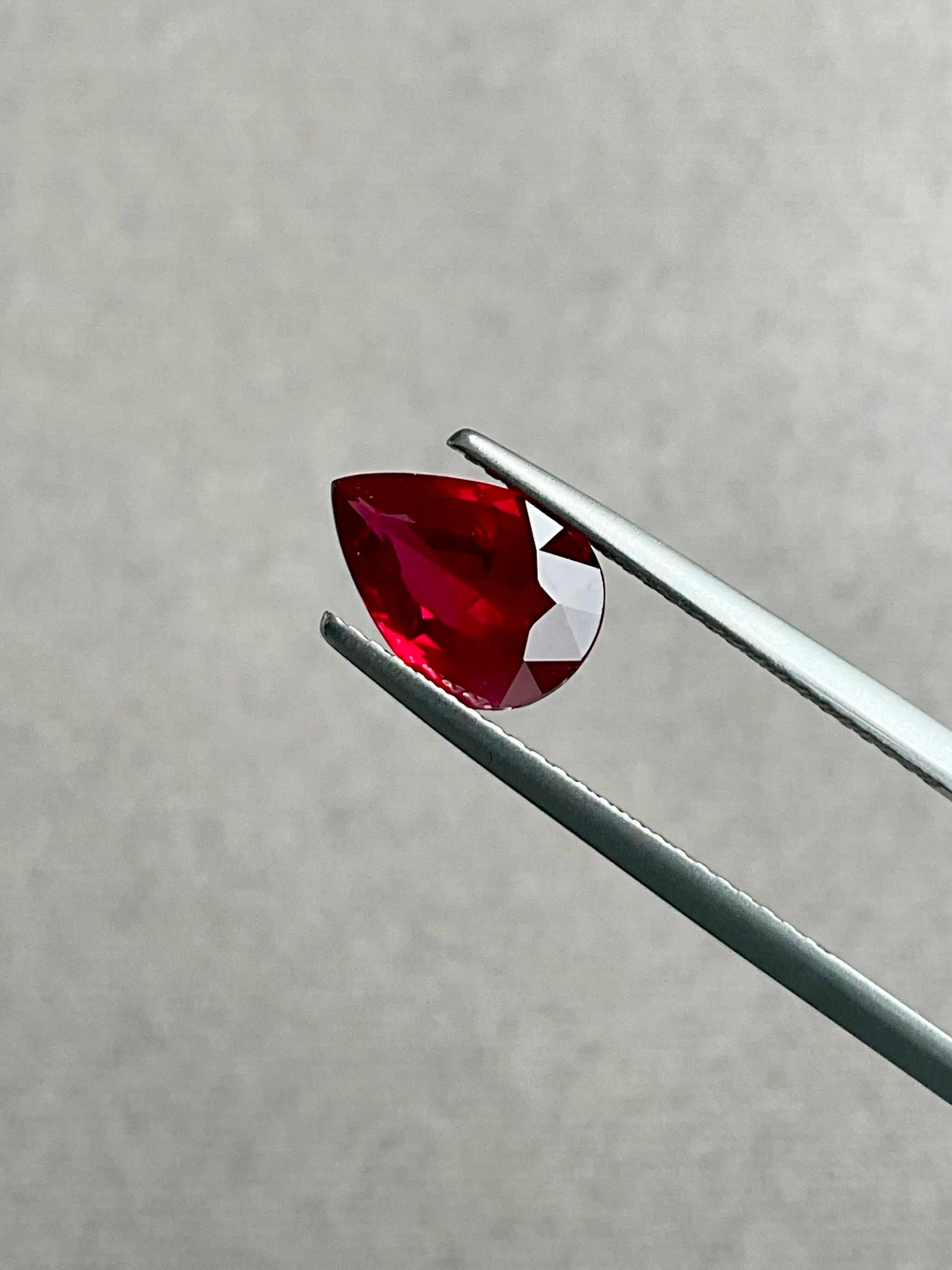 Moderno Rubino del Mozambico non riscaldato di 2,35 carati certificato da Guild in vendita