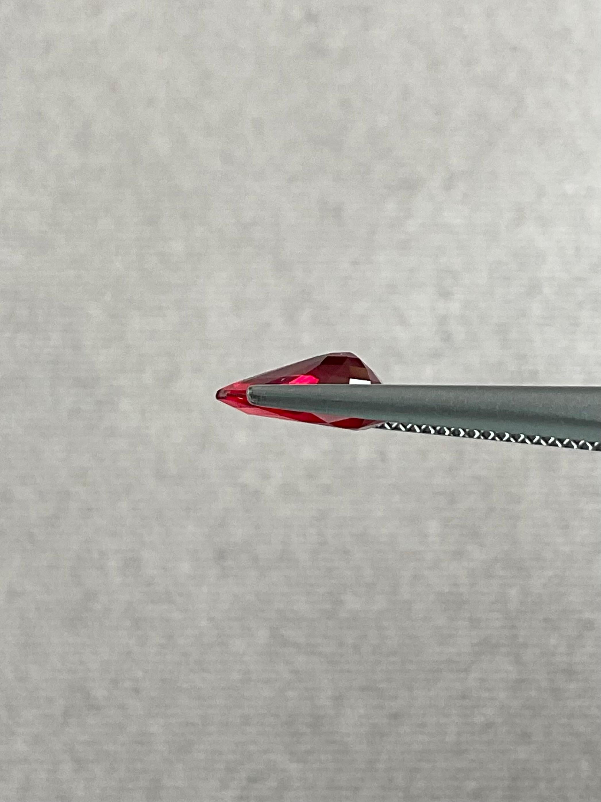 Taglio a goccia Rubino del Mozambico non riscaldato di 2,35 carati certificato da Guild in vendita