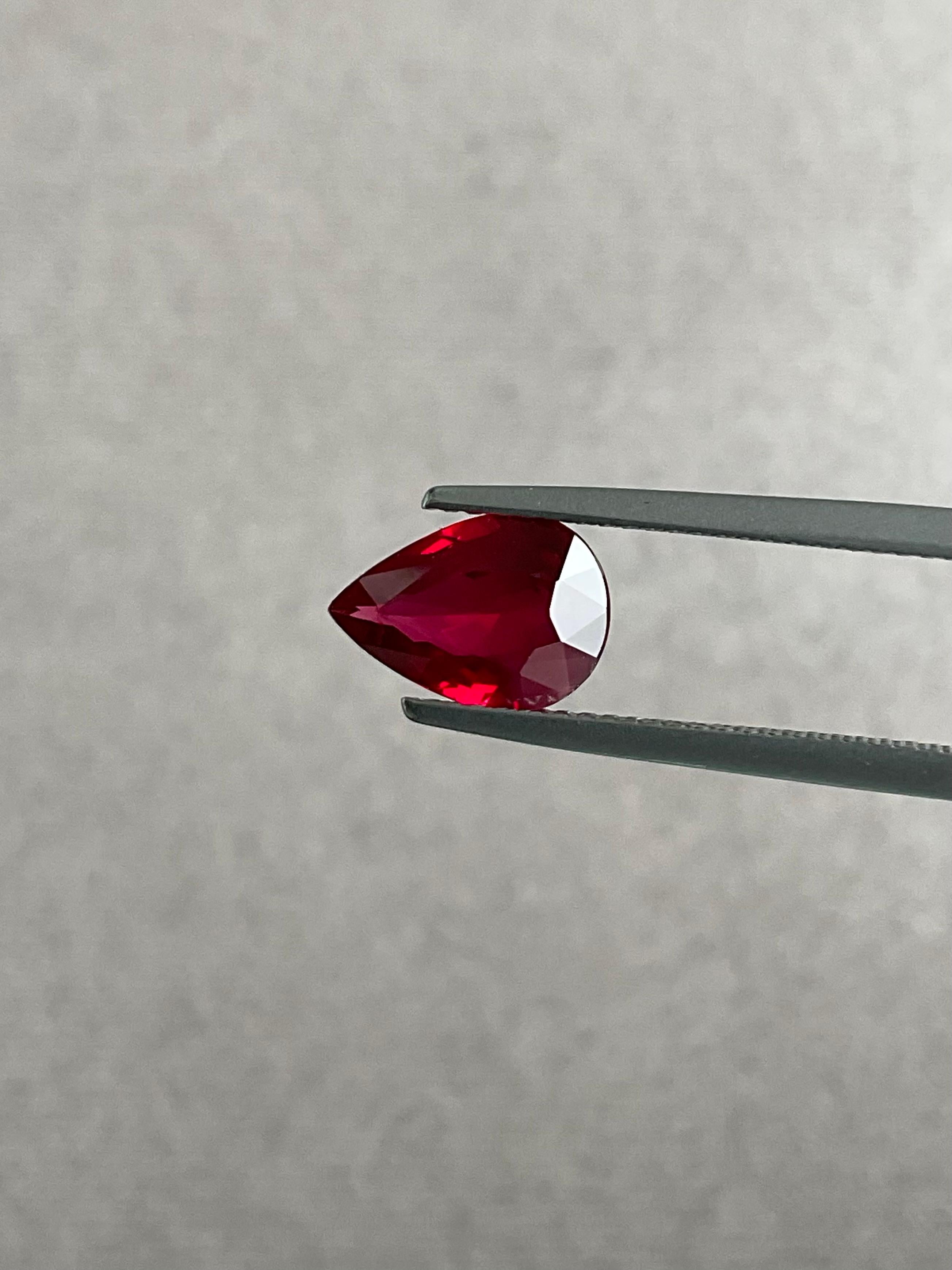 Rubino del Mozambico non riscaldato di 2,35 carati certificato da Guild In condizioni Nuovo in vendita a Khet Bang Rak, 10