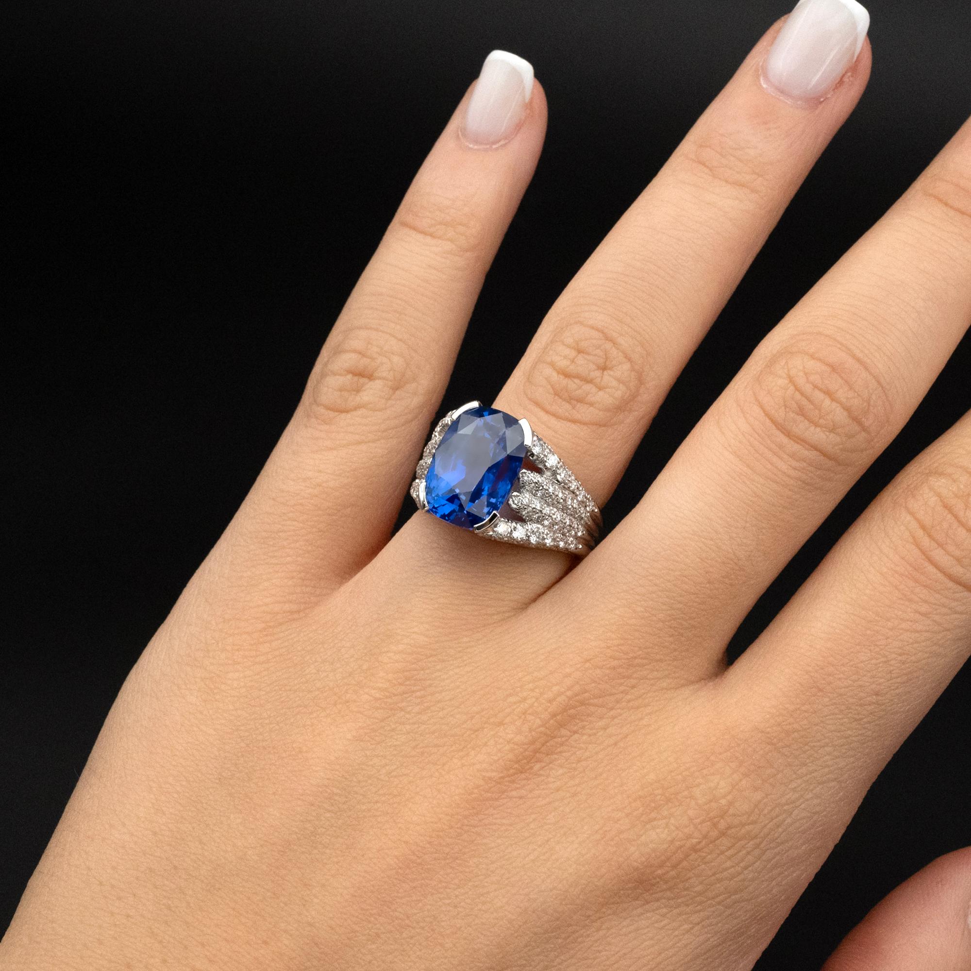 Ring mit unerhitztem natürlichem 10,37 Karat Saphir und Diamant (Kissenschliff) im Angebot