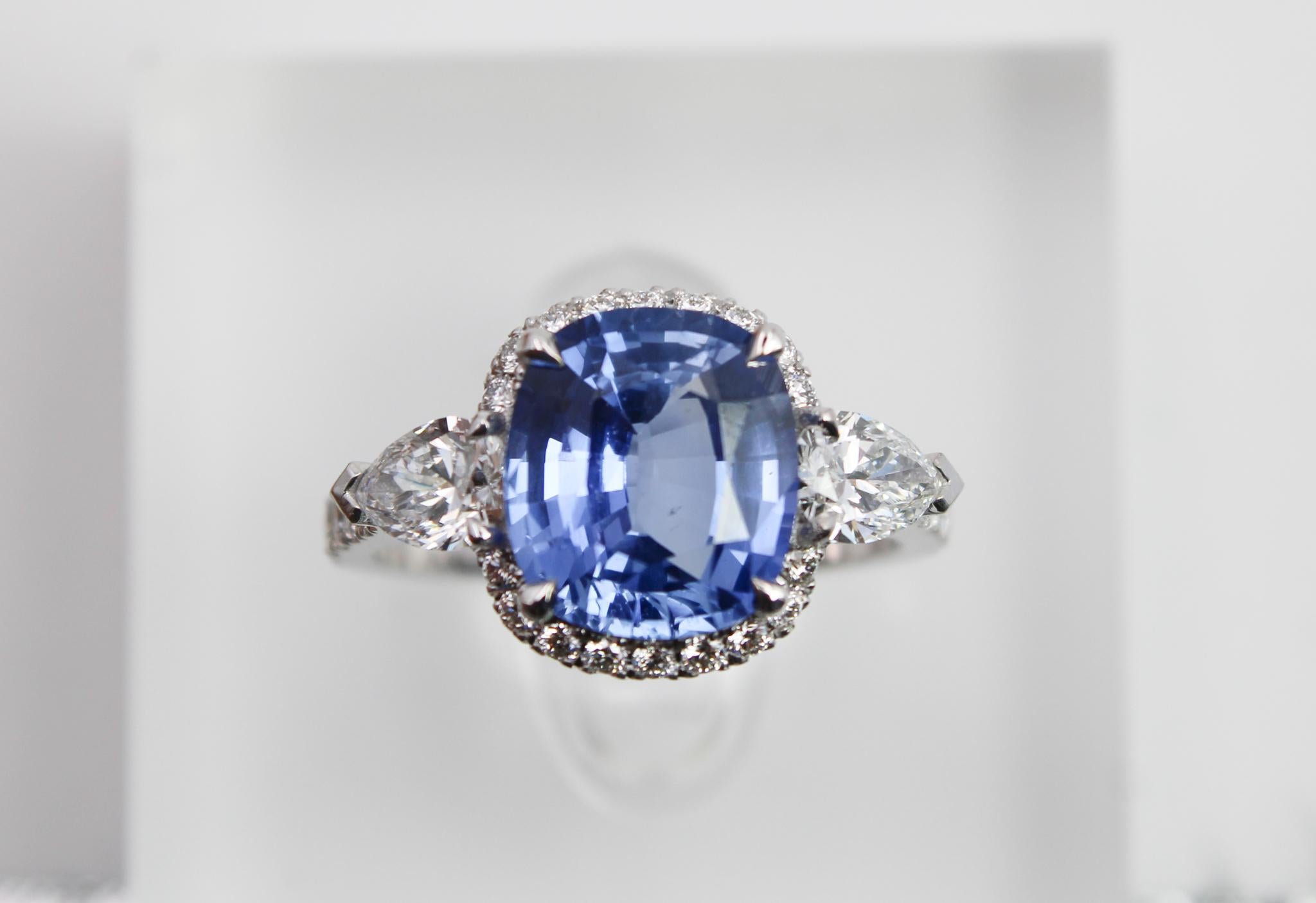 Women's or Men's Unheated Natural Sapphire 4.13 ct Ring in 18K White Gold with Diamonds, Ceylon For Sale