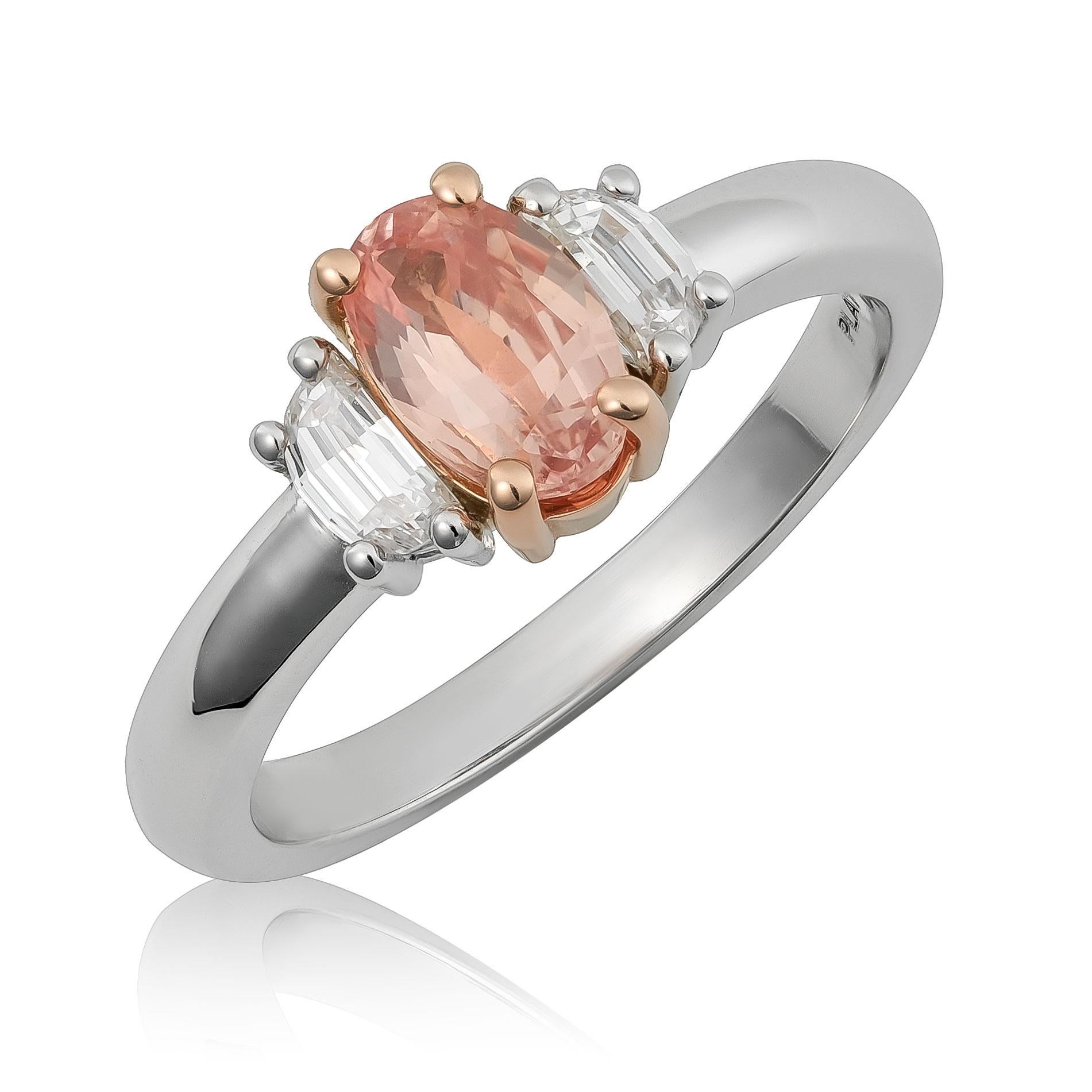 Découvrez la beauté exquise de cette bague en platine et en or rose 18 carats, mettant en valeur un saphir Padparadscha naturel non chauffé, rehaussé de diamants éblouissants. La teinte rose tendre du saphir, associée à la brillance des diamants en
