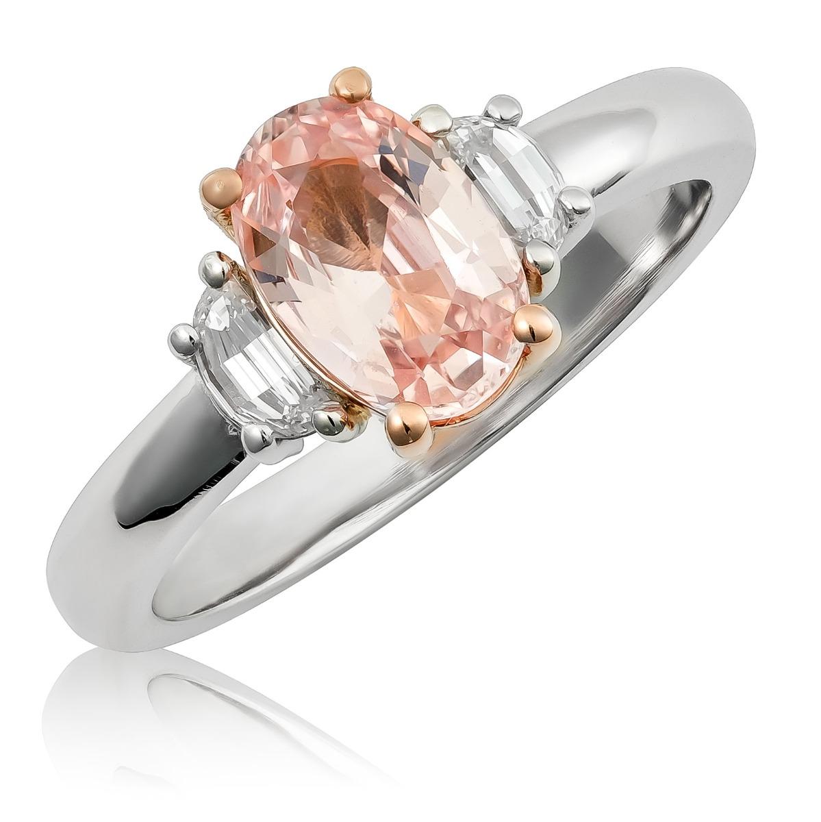Découvrez l'élégance raffinée de cette bague en platine et en or rose 18 carats, mettant en valeur un rare saphir Padparadscha naturel non chauffé, rehaussé de diamants éblouissants. La teinte rose-orange unique du saphir, mise en valeur par des