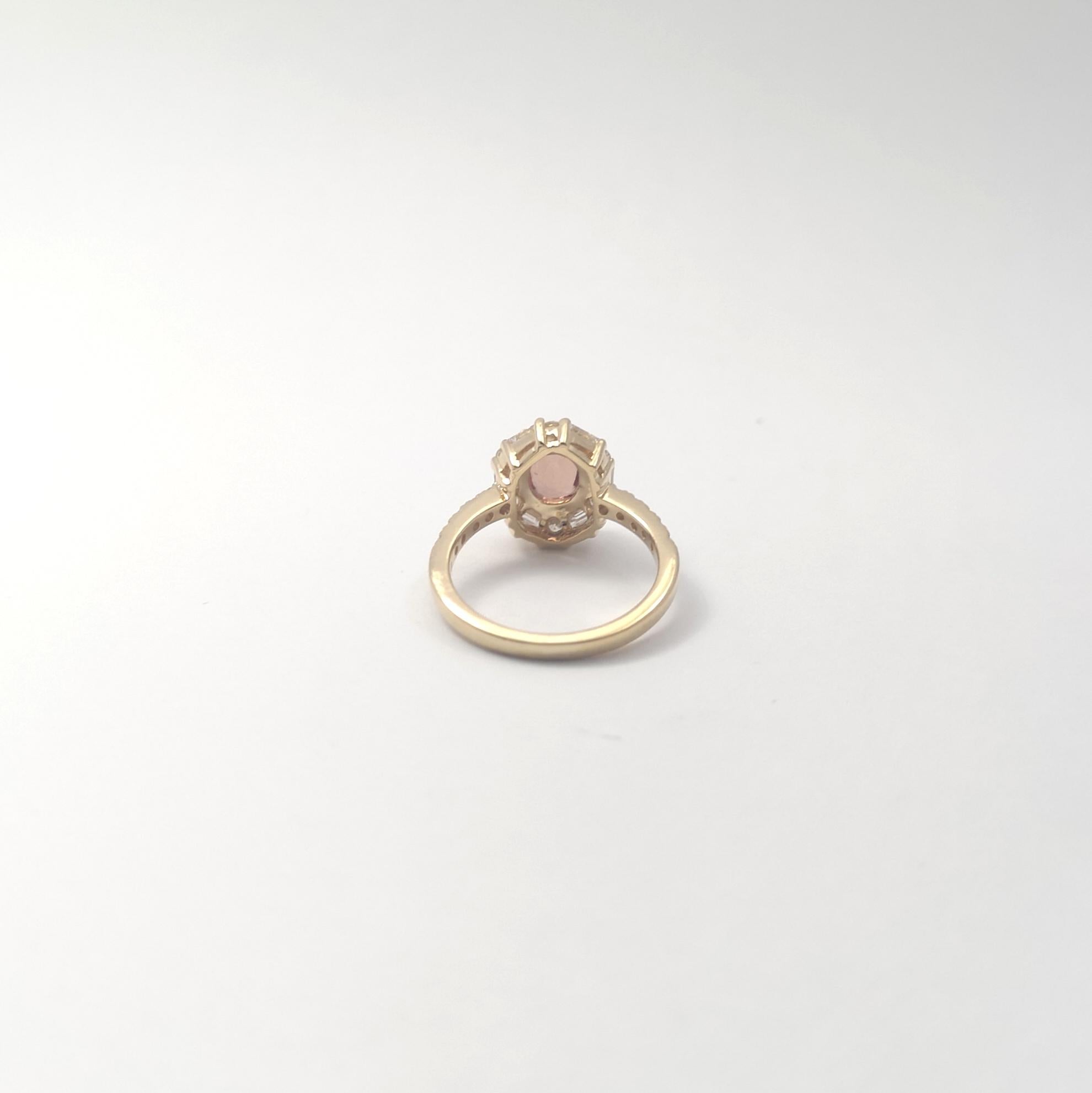 Bague en or 18 carats avec saphir Padparadscha non chauffé et diamant en vente 4