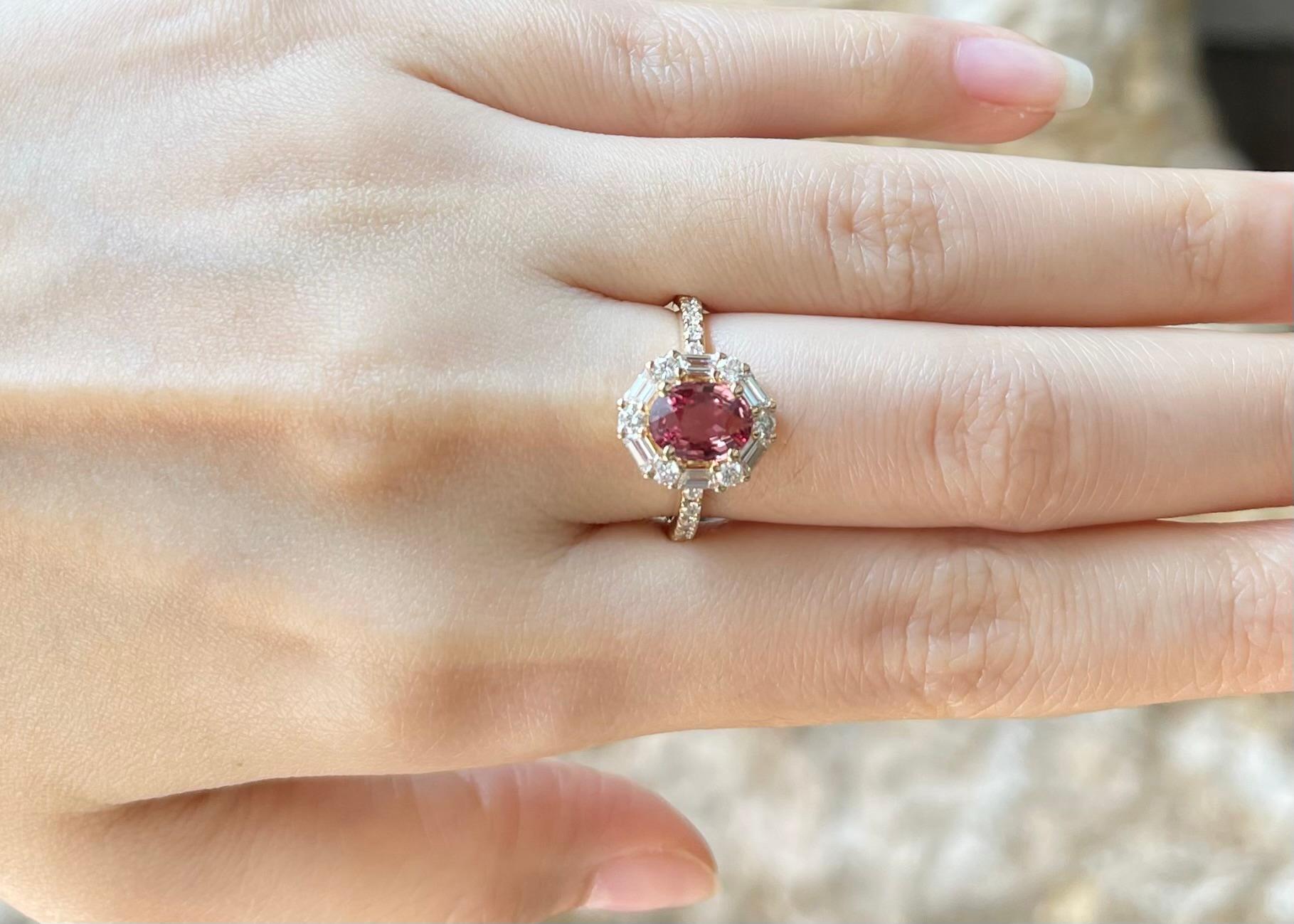 Contemporain Bague en or 18 carats avec saphir Padparadscha non chauffé et diamant en vente