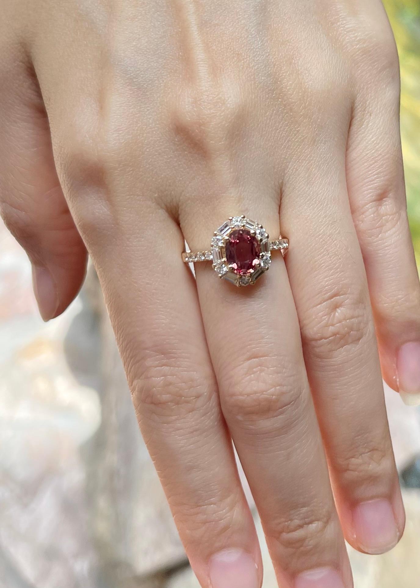 Taille ovale Bague en or 18 carats avec saphir Padparadscha non chauffé et diamant en vente