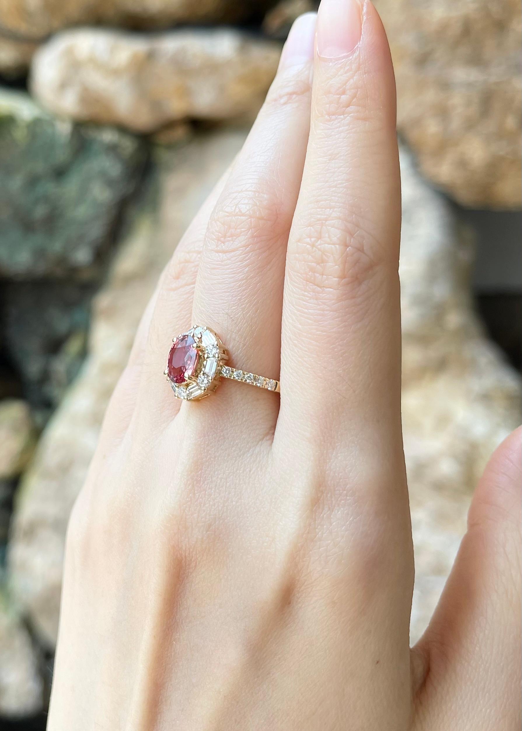 Bague en or 18 carats avec saphir Padparadscha non chauffé et diamant Neuf - En vente à Bangkok, TH