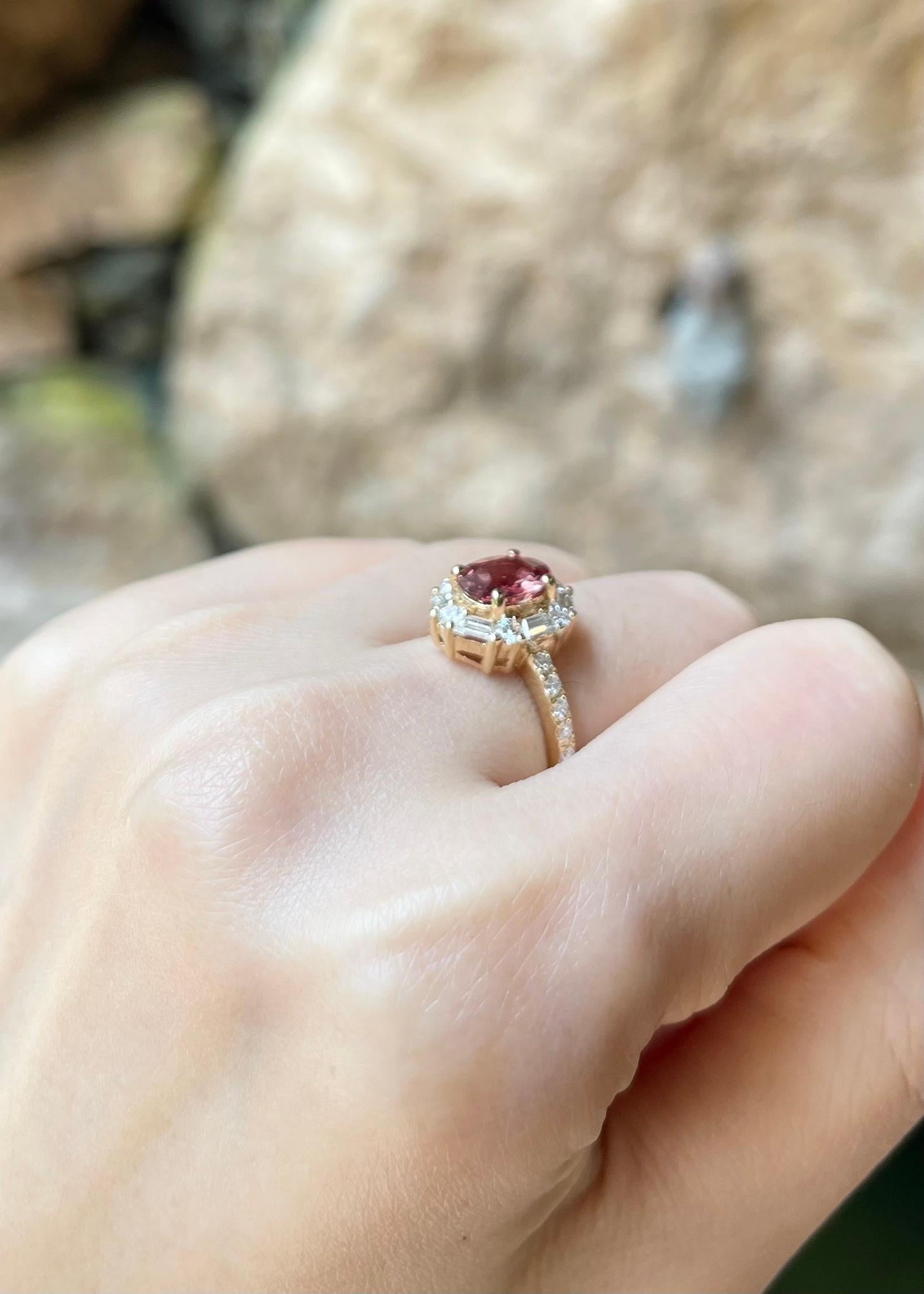 Bague en or 18 carats avec saphir Padparadscha non chauffé et diamant Pour femmes en vente