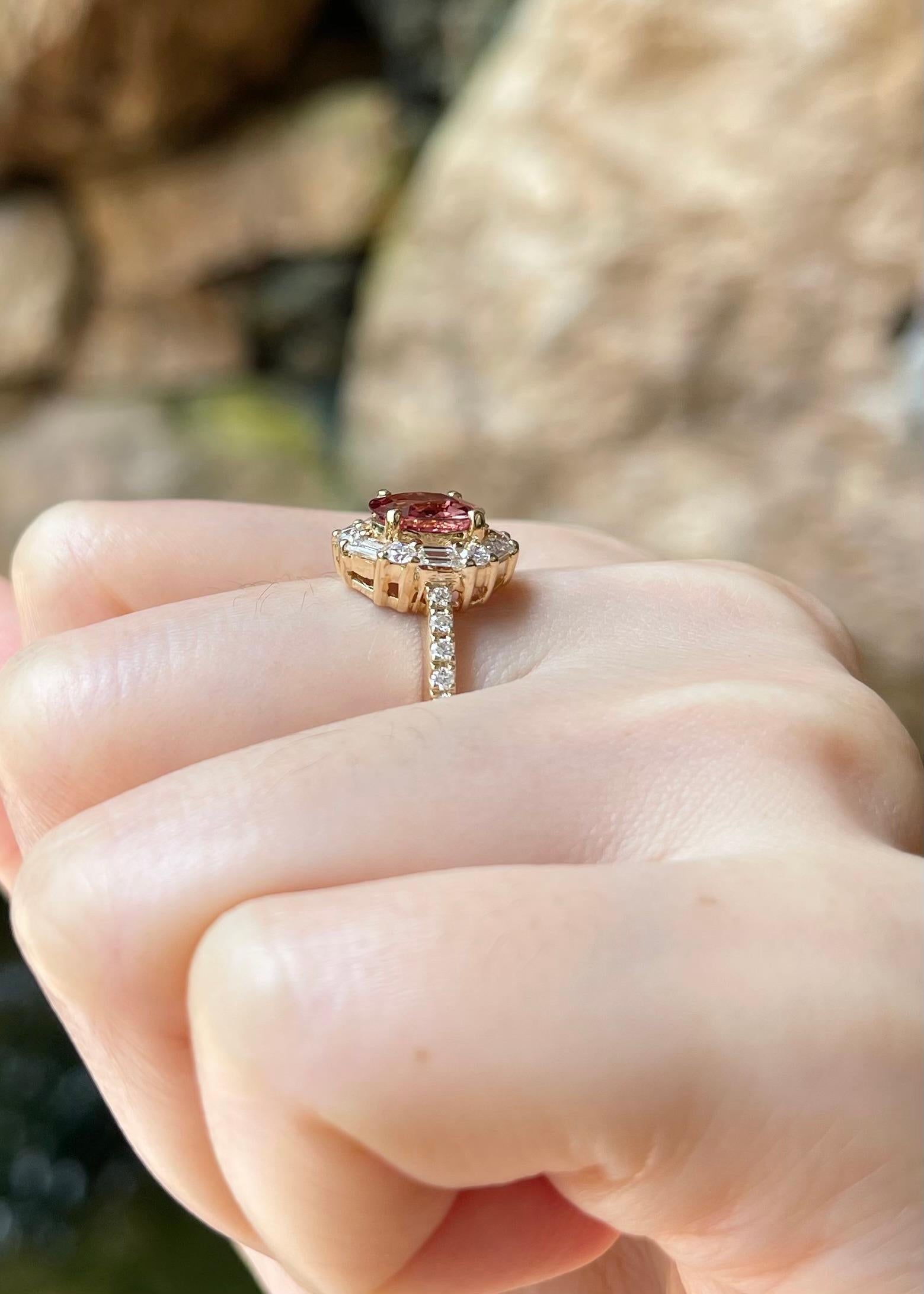 Bague en or 18 carats avec saphir Padparadscha non chauffé et diamant en vente 1