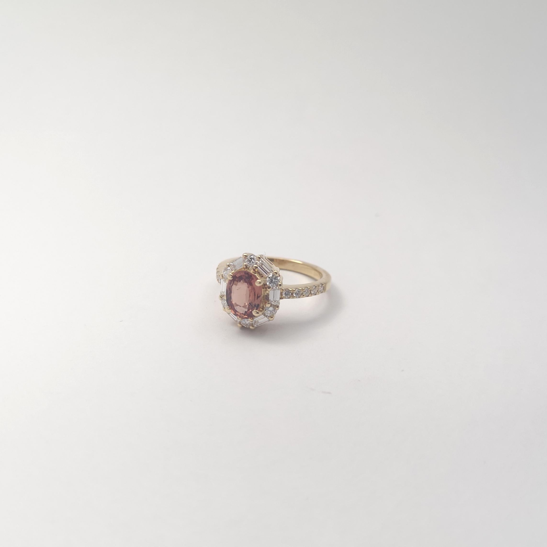 Bague en or 18 carats avec saphir Padparadscha non chauffé et diamant en vente 3
