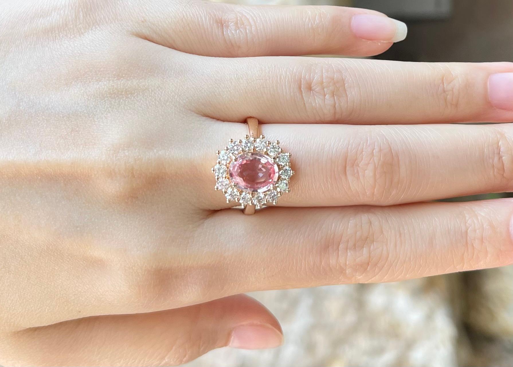 Contemporain Bague en or rose 18 carats sertie de saphirs padparadscha non chauffés et de diamants en vente