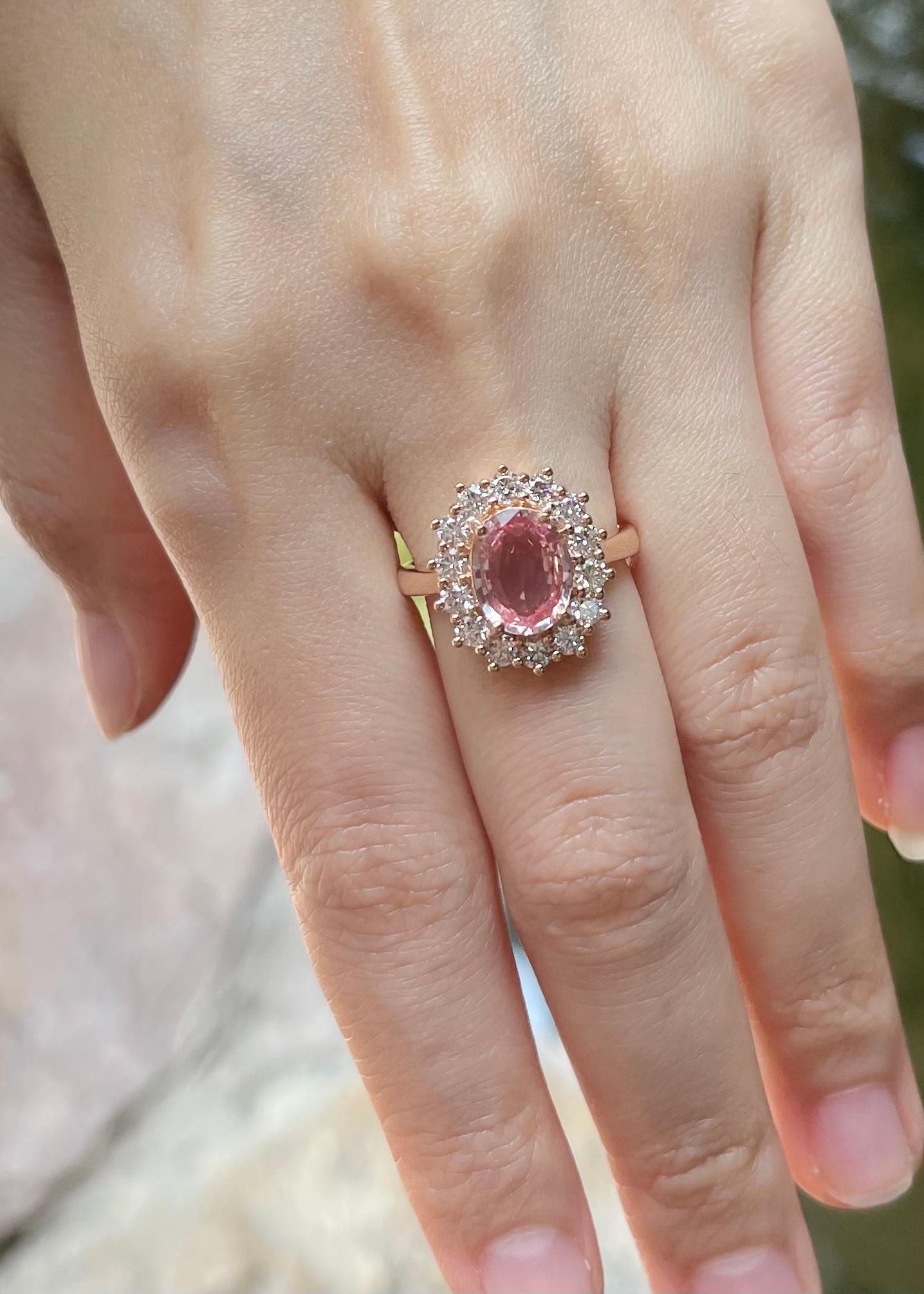 Taille ovale Bague en or rose 18 carats sertie de saphirs padparadscha non chauffés et de diamants en vente