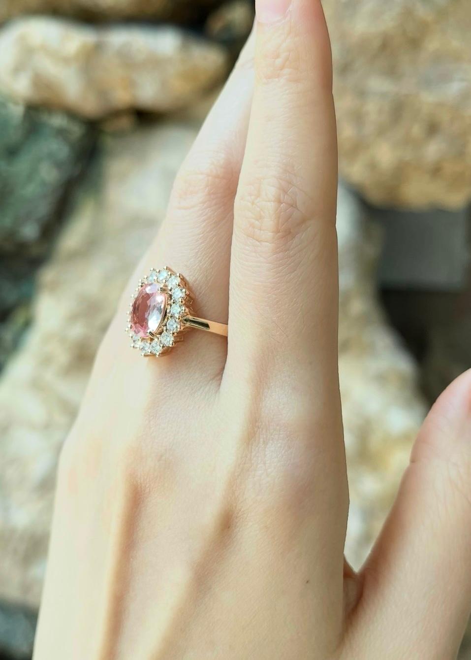 Bague en or rose 18 carats sertie de saphirs padparadscha non chauffés et de diamants Neuf - En vente à Bangkok, TH