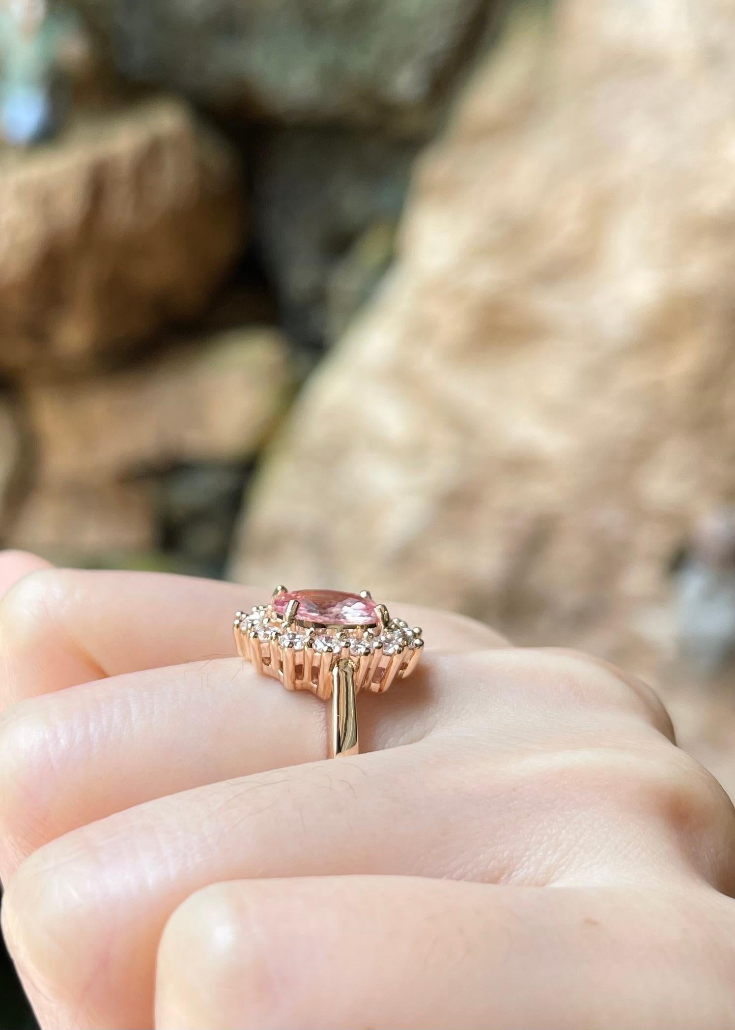 Bague en or rose 18 carats sertie de saphirs padparadscha non chauffés et de diamants en vente 1