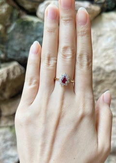 Unerhitzter Taubenblut-Rubin mit Diamantring in 18K Goldfassung