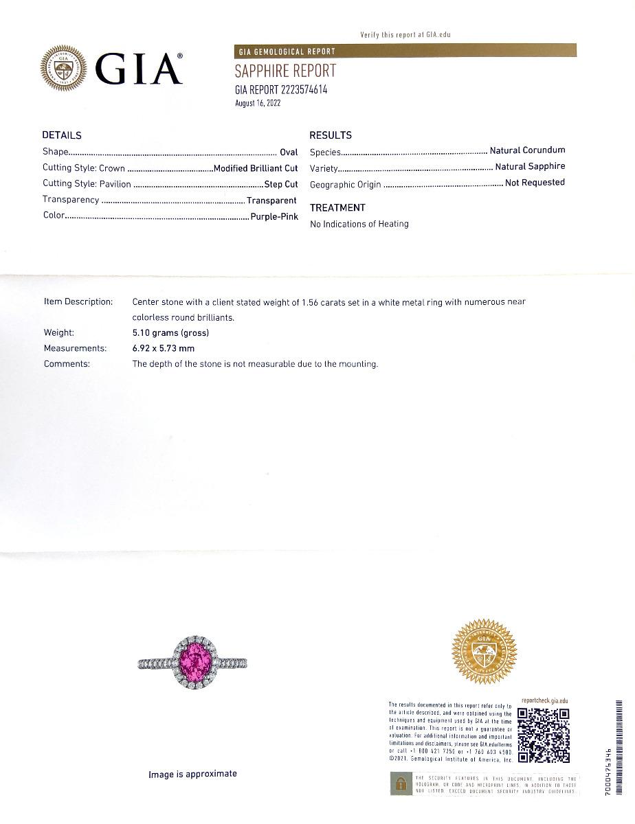 Entdecken Sie die bezaubernde Eleganz dieses Rings mit einem natürlichen rosa Saphir, der in Platin gefasst ist. Dieses außergewöhnliche Stück, ergänzt durch funkelnde Diamanten und begleitet von einem GIA-Bericht, zeigt die feinste Handwerkskunst
