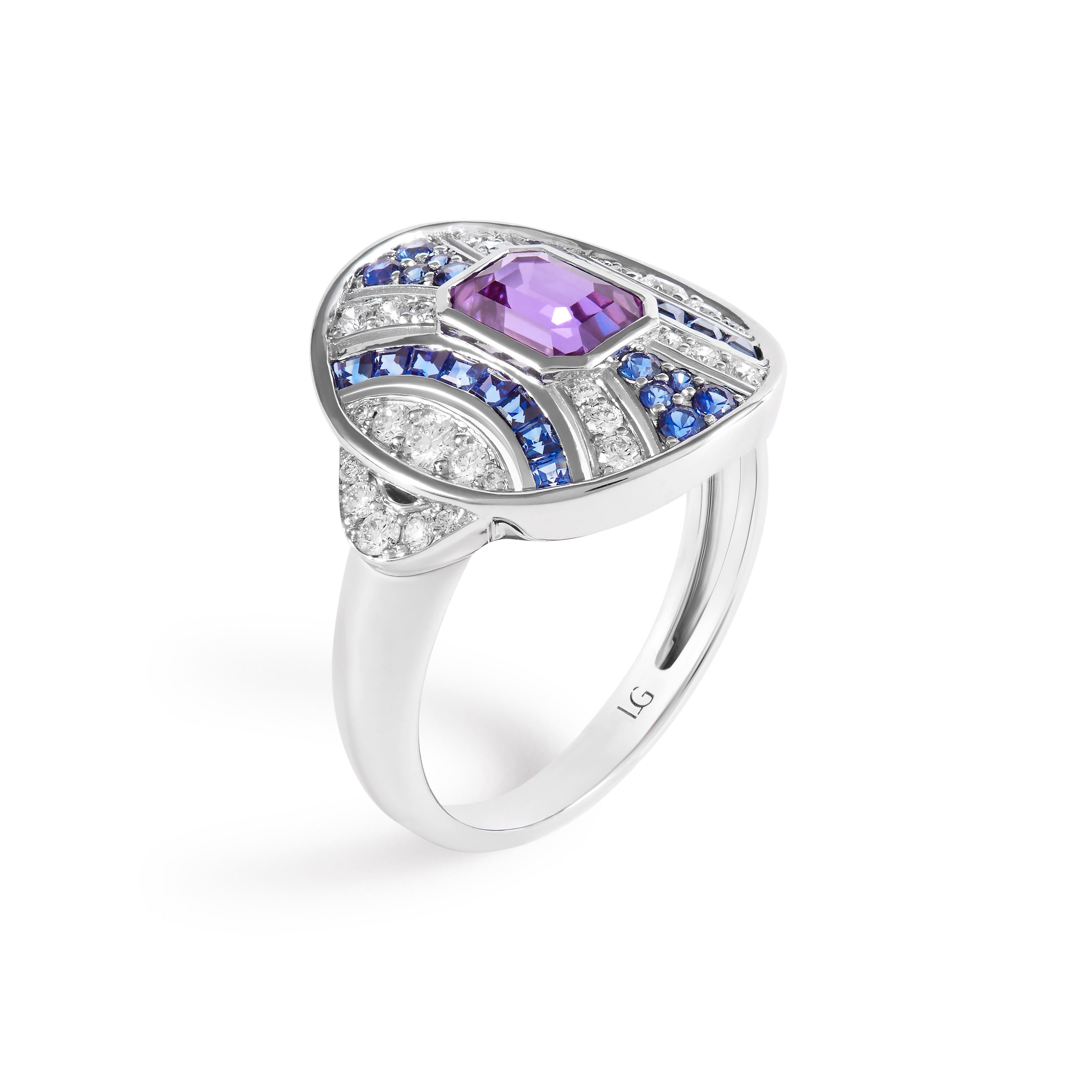 Art-Déco-Ring mit einem 1,08 Karat schweren, nicht erhitzten lila Saphir in Lünettenfassung, 0,63 Karat blauen Saphiren und 0,34 Karat Diamanten, gefasst in 18 Karat Weißgold. Zwischen den einzelnen Teilen des Rings gibt es einige negative Abstände,