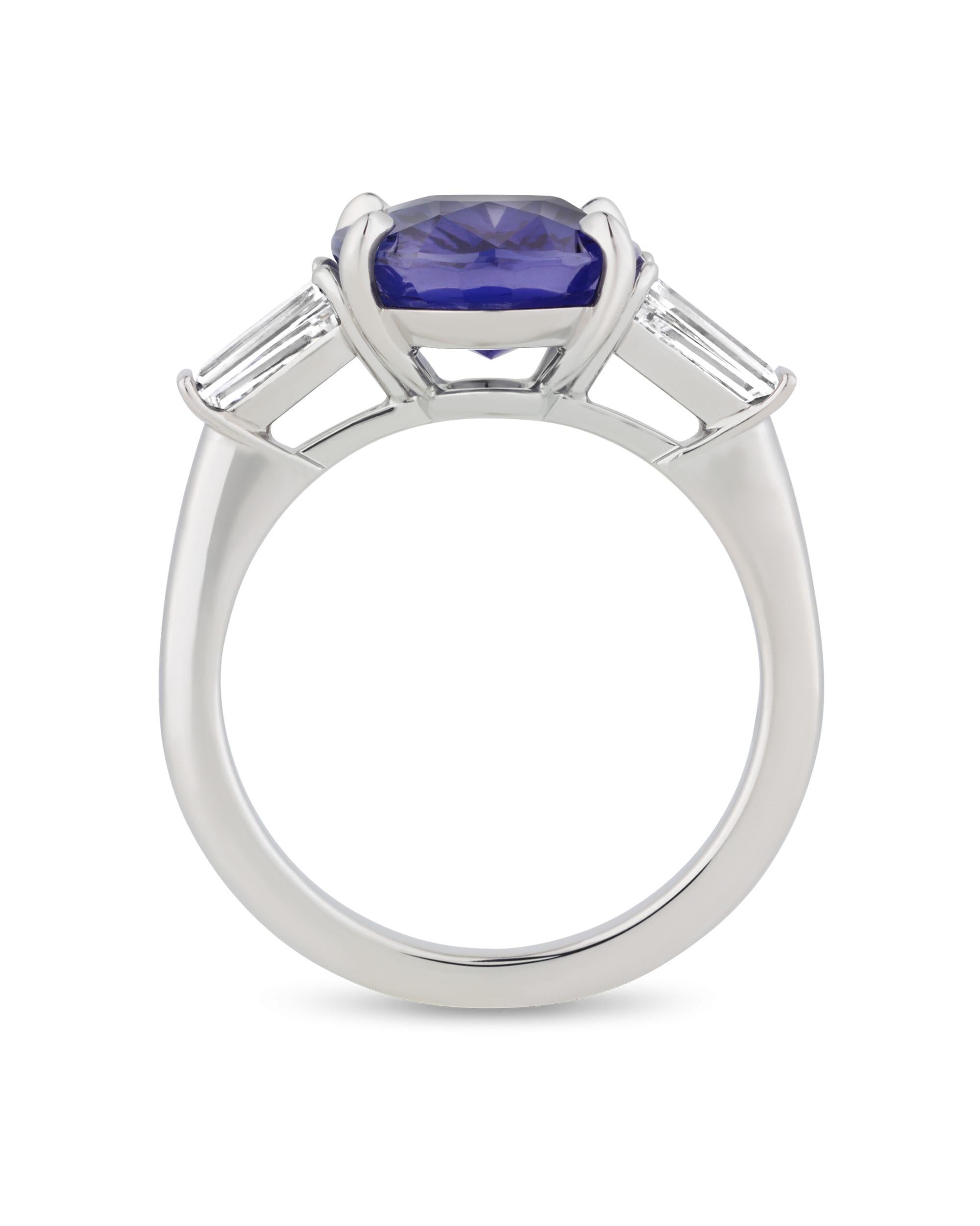 Questo elegante anello è incentrato su uno splendido zaffiro viola non riscaldato di 5,04 carati. Una rara meraviglia naturale, la vivida tonalità viola intenso di questo zaffiro è completamente priva di trattamenti, come confermano i rapporti GRS e