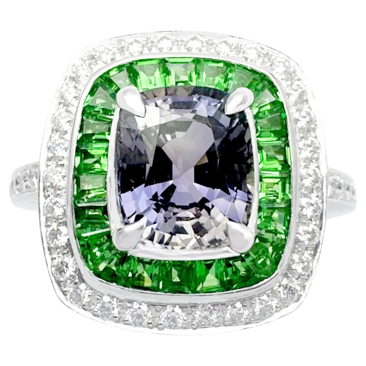 Bague en or blanc 18 carats avec saphir violet non chauffé, tsavorite et diamant en vente