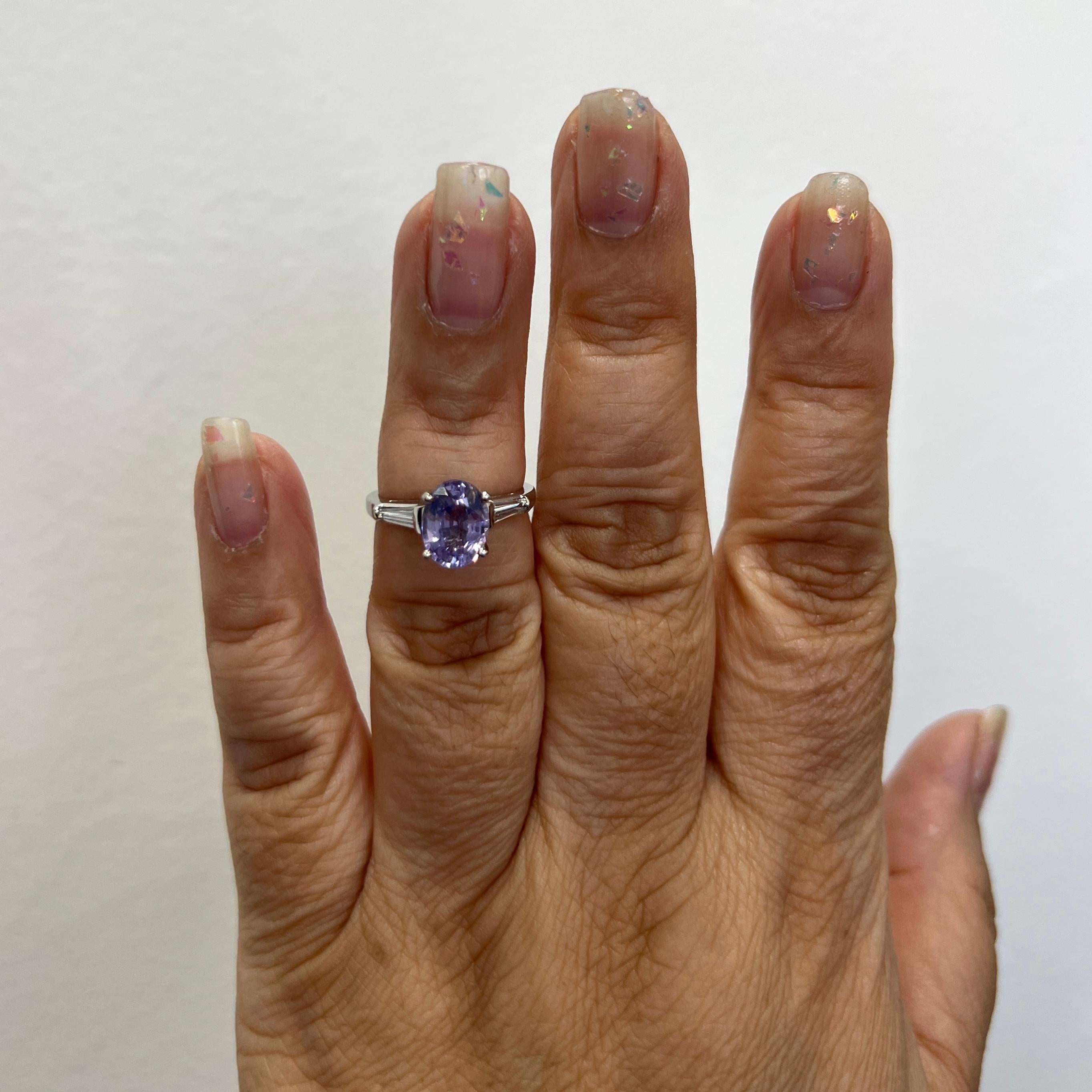 Bellissimo ovale di spinello viola non riscaldato da 2,24 ct. con baguette di diamanti bianchi di buona qualità da 0,10 ct.  Realizzato a mano in platino.  Anello misura 5,5.