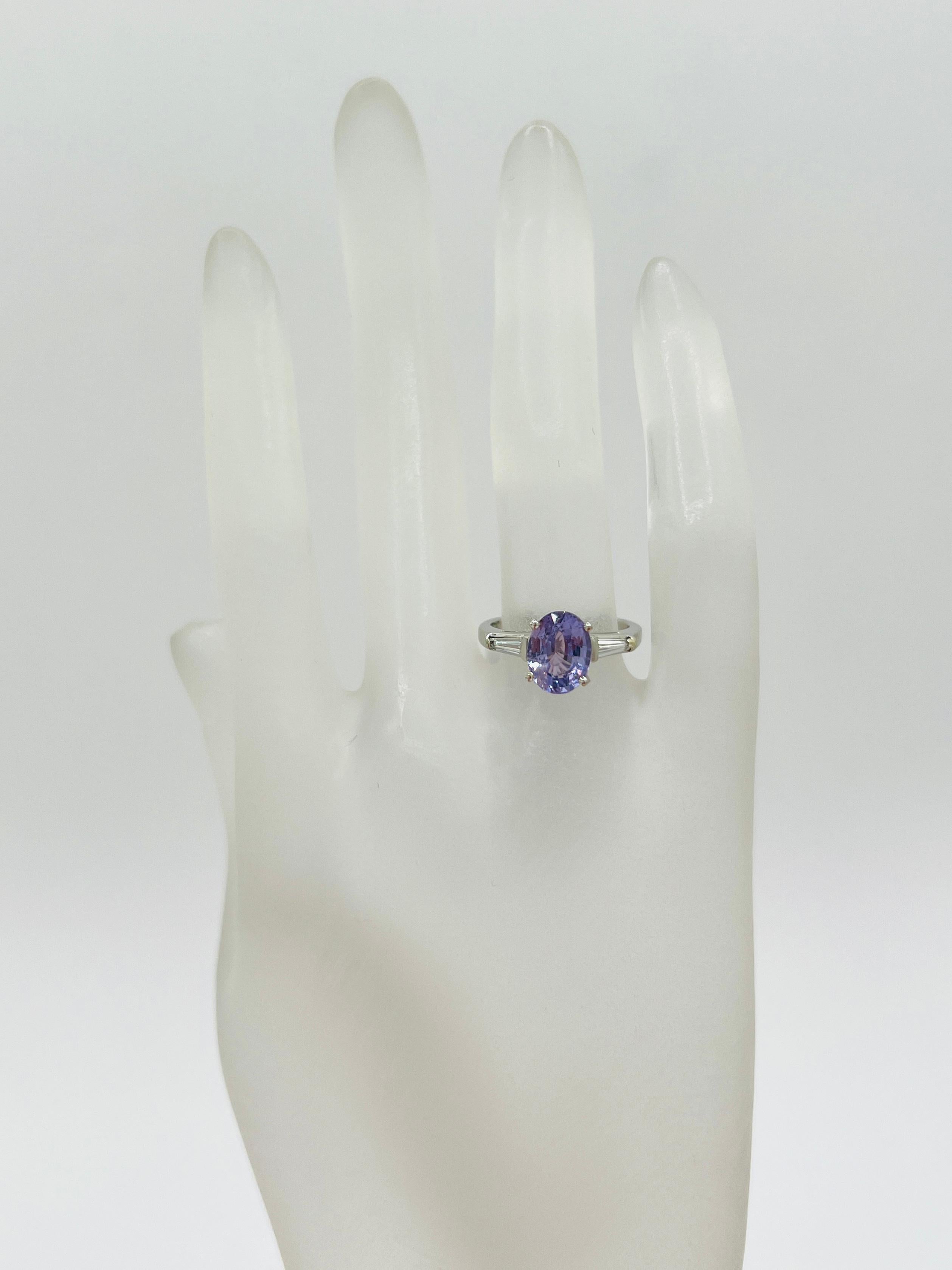 Taglio ovale Anello a tre pietre con spinello viola non riscaldato e diamante bianco baguette in platino in vendita
