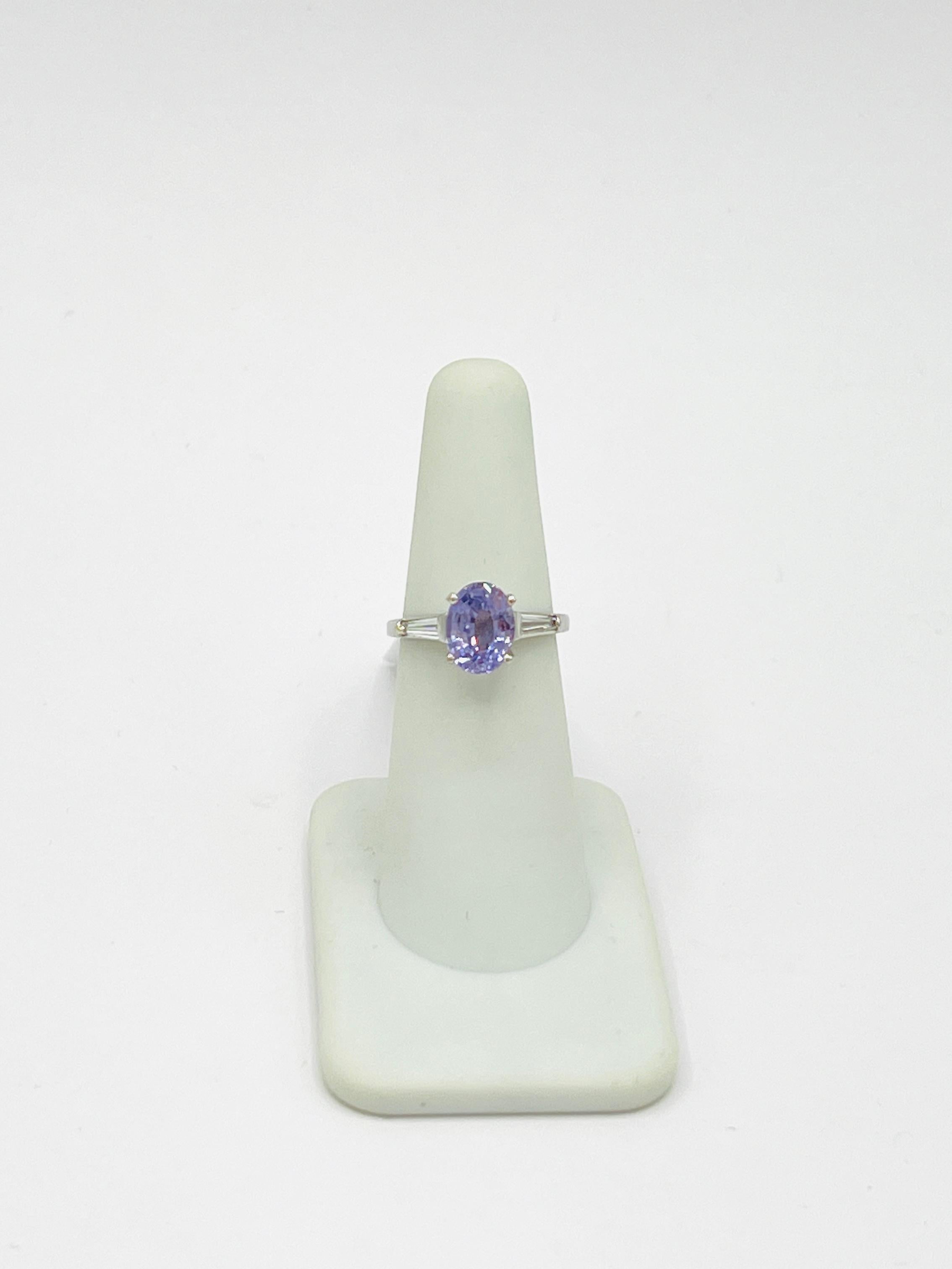 Anello a tre pietre con spinello viola non riscaldato e diamante bianco baguette in platino In condizioni Nuovo in vendita a Los Angeles, CA