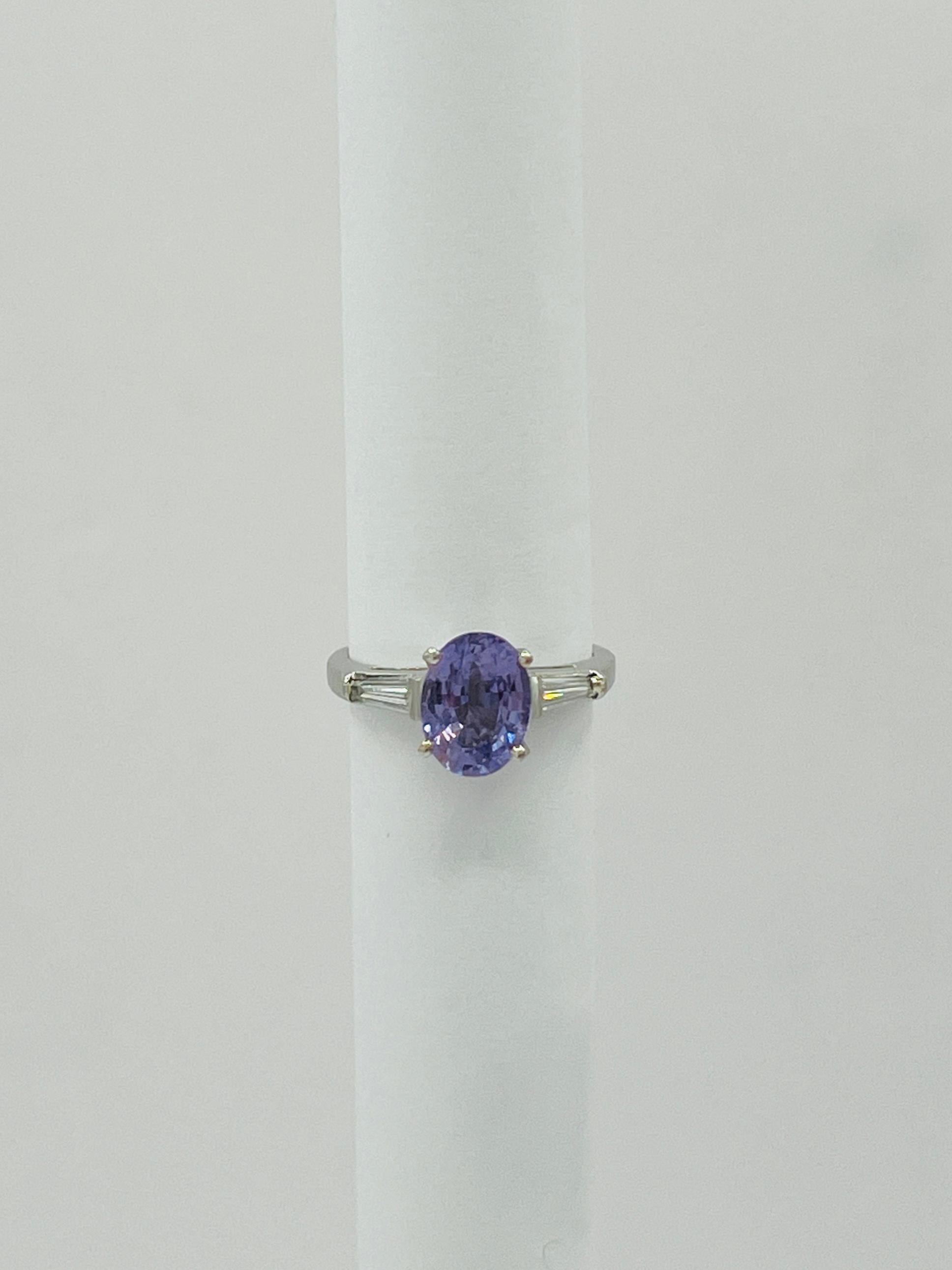da uomo o donna Anello a tre pietre con spinello viola non riscaldato e diamante bianco baguette in platino in vendita
