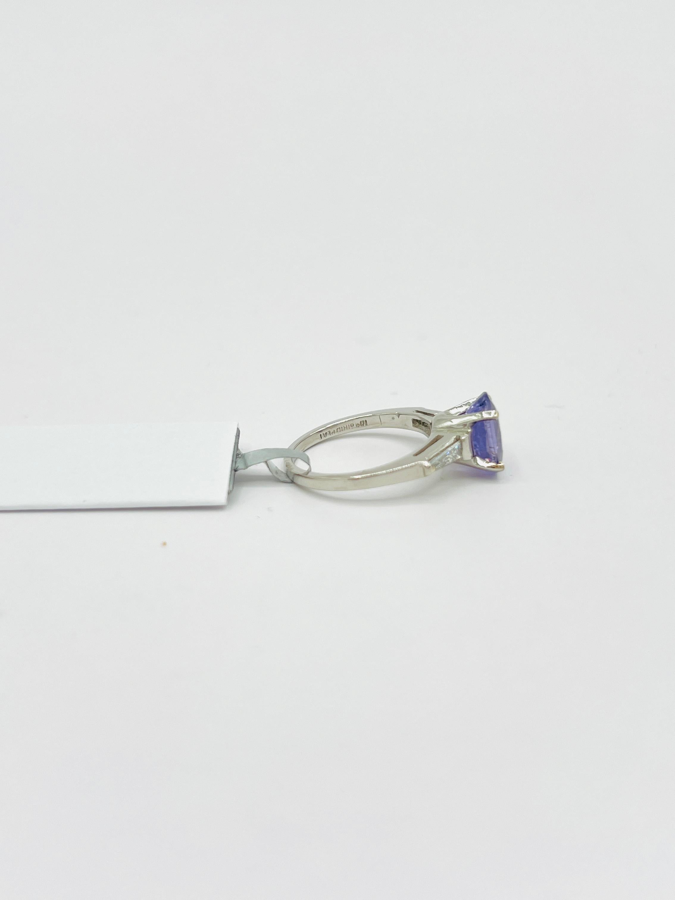 Anello a tre pietre con spinello viola non riscaldato e diamante bianco baguette in platino in vendita 1