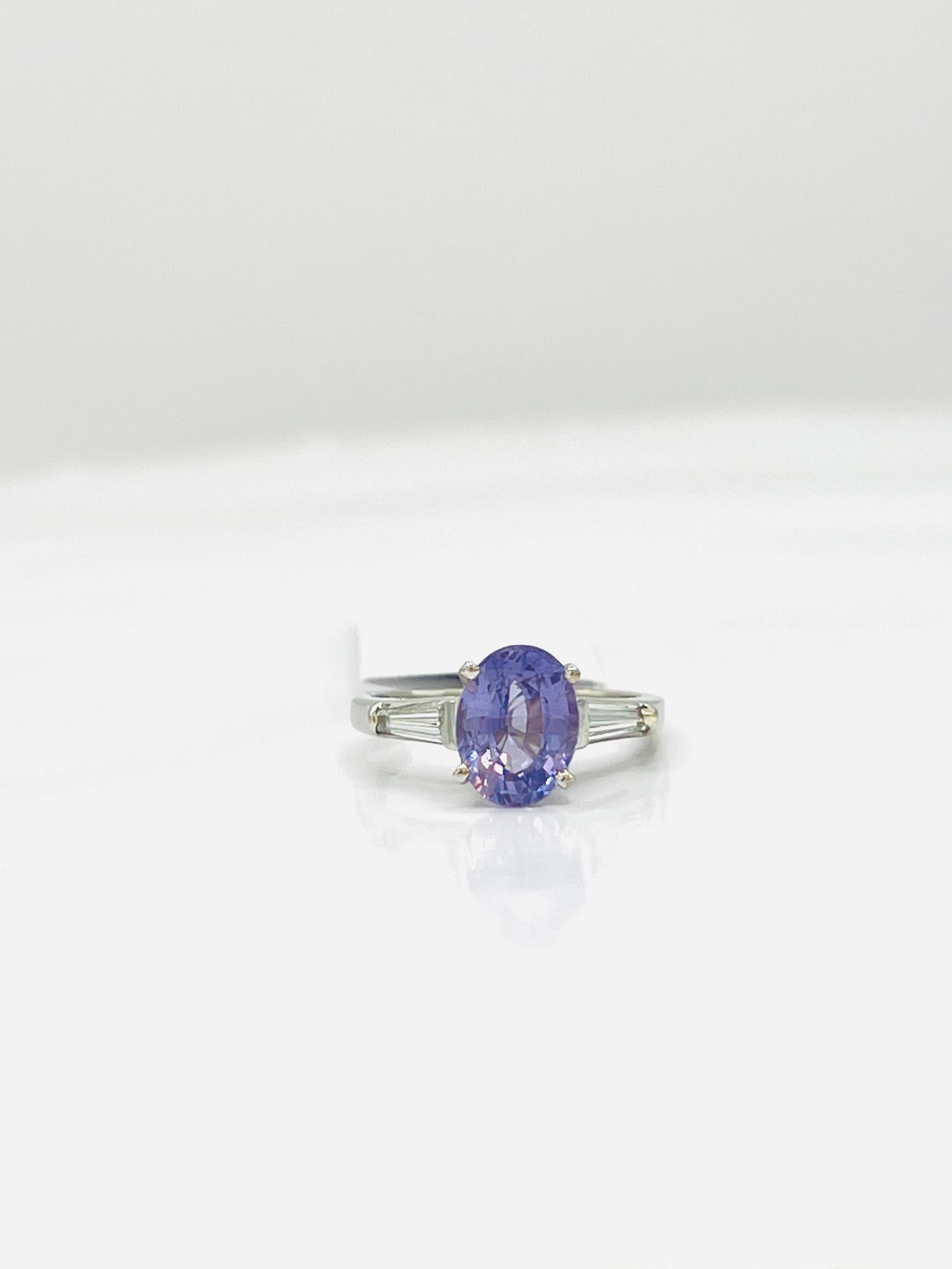 Anello a tre pietre con spinello viola non riscaldato e diamante bianco baguette in platino in vendita 2