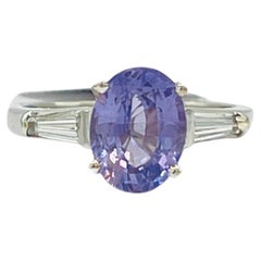 Anello a tre pietre con spinello viola non riscaldato e diamante bianco baguette in platino