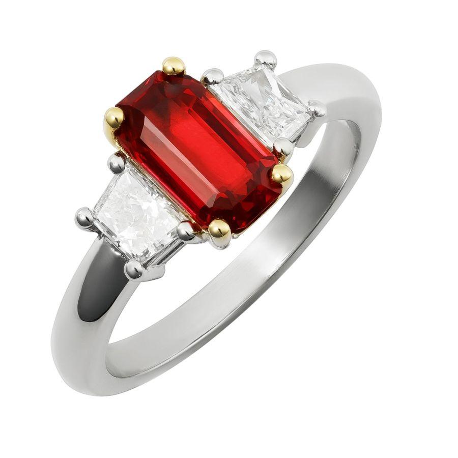 Scopri il fascino raro di questo anello in platino e oro giallo 18 carati, con uno spinello rosso Burma naturale non riscaldato e diamanti abbaglianti. Il vibrante spinello rosso, completato dalla brillantezza dei diamanti trapezoidali, rende questo