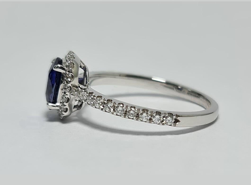 Taille ovale Saphir de Ceylan bleu tournesol non chauffé de 1,15 carat avec diamants  Bague en or blanc 18 carats en vente