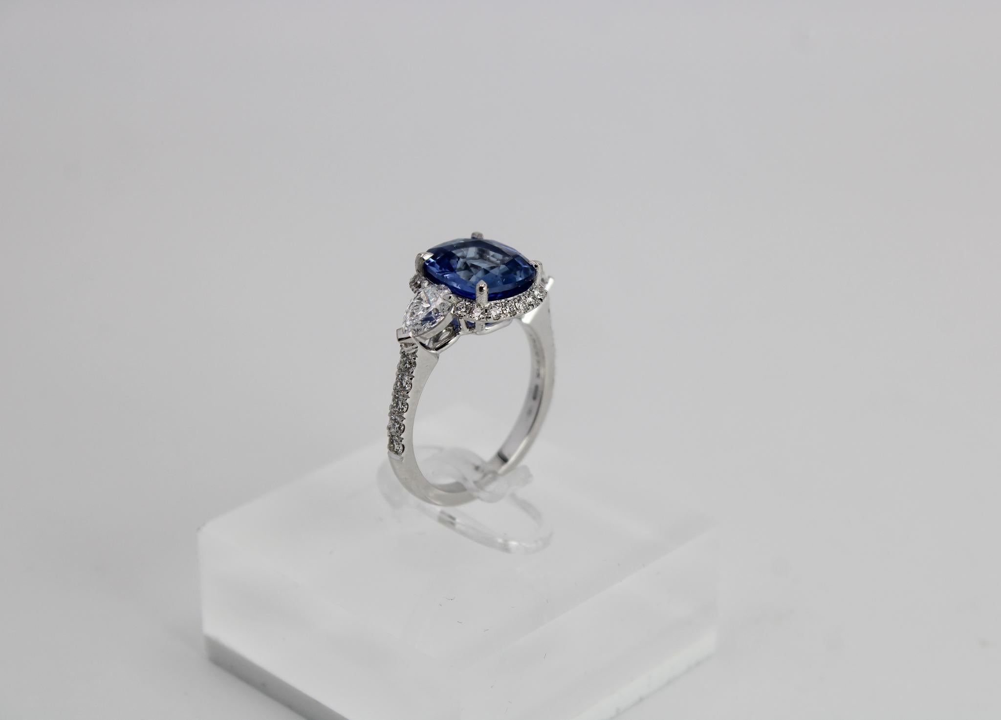 Unheated Royal Blue Sapphire 2.05 ct Ring in 18K White Gold with Diamonds In New Condition For Sale In Roma, IT