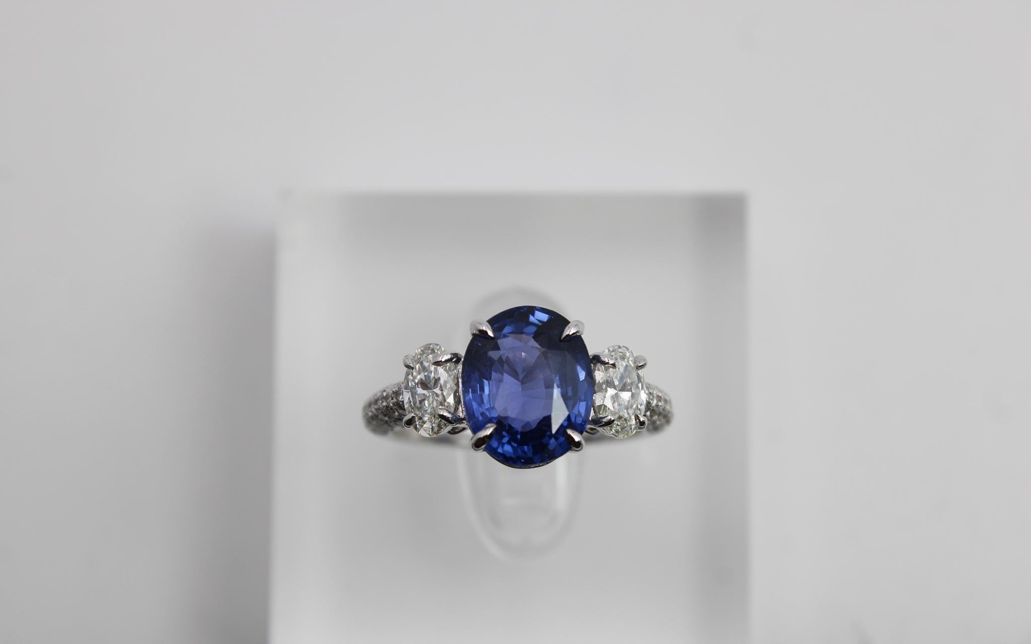Unheated Royal Blue Sapphire 2.05 ct Ring in 18K White Gold with Diamonds For Sale 2