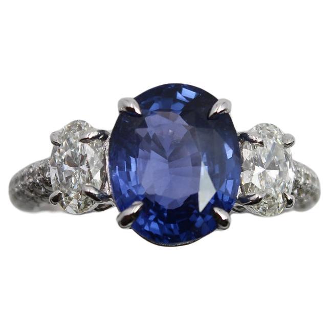 Unerhitzter Königsblauer Saphir 2,05 ct Ring aus 18K Weißgold mit Diamanten
