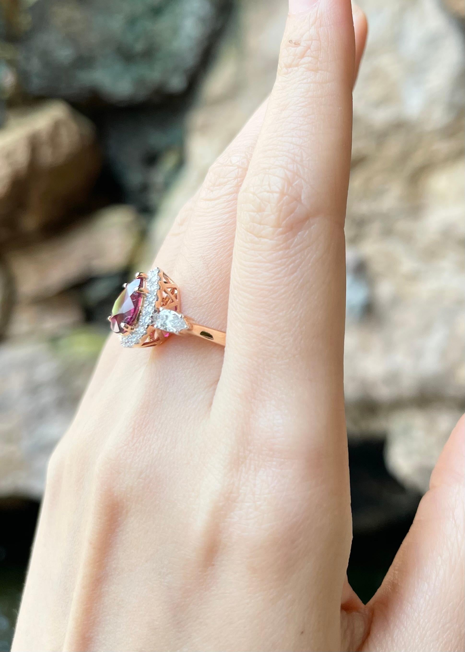 Unheated Ruby and Diamond Ring set in 18K Rose Gold Settings In New Condition For Sale In Bangkok, TH