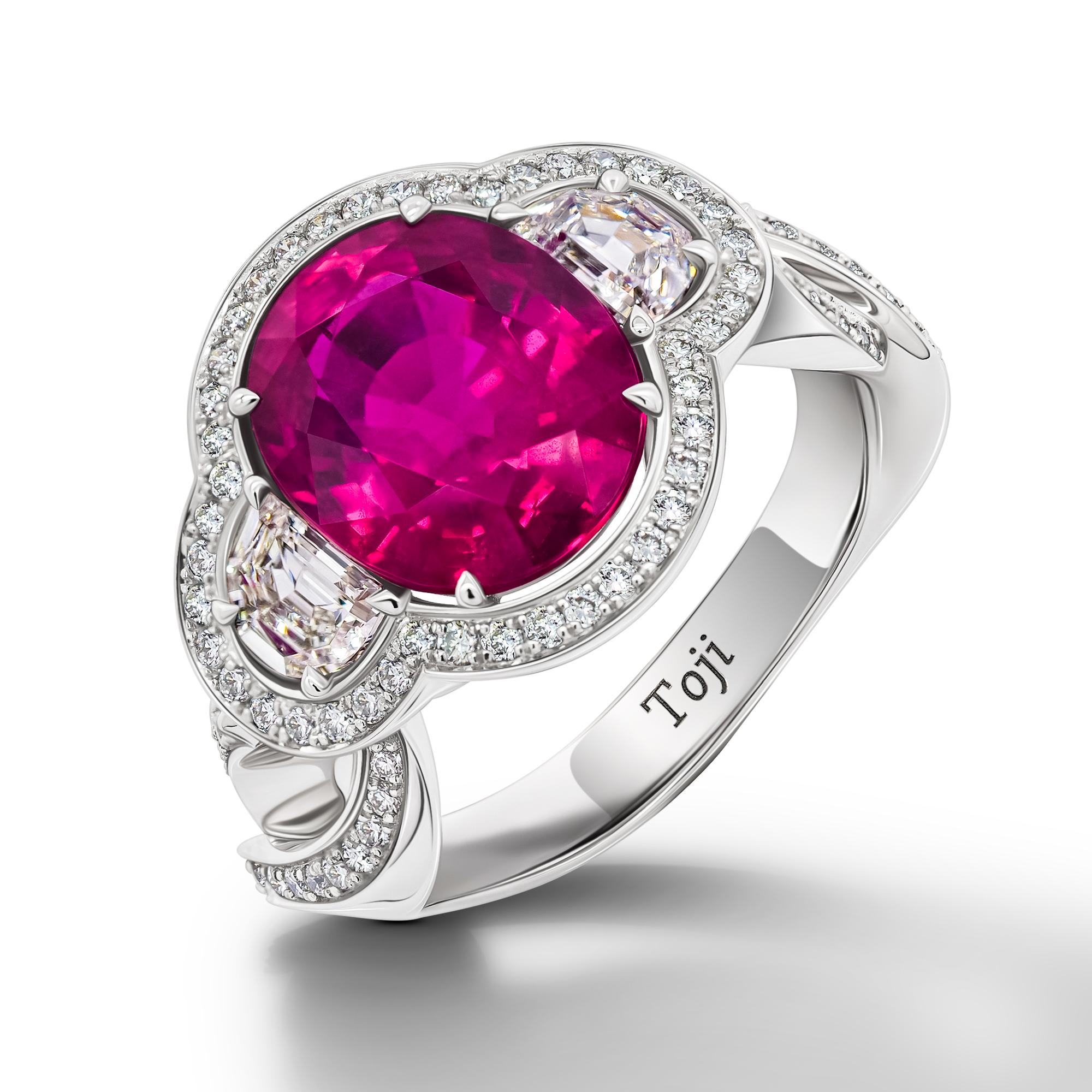 Queens Gambit Rubinring 
Royal Ruby Kollektion
- •	18 Karat Weißgold. 
- •	Unerhitzter Rubin im exzellenten Kissenschliff, Gesamtkaratgewicht 4,36. 
- •	Diamanten - 2 Stück in Halbmondform - Gesamtkaratgewicht 0,54. 
- •	Diamanten - 82 Stück im