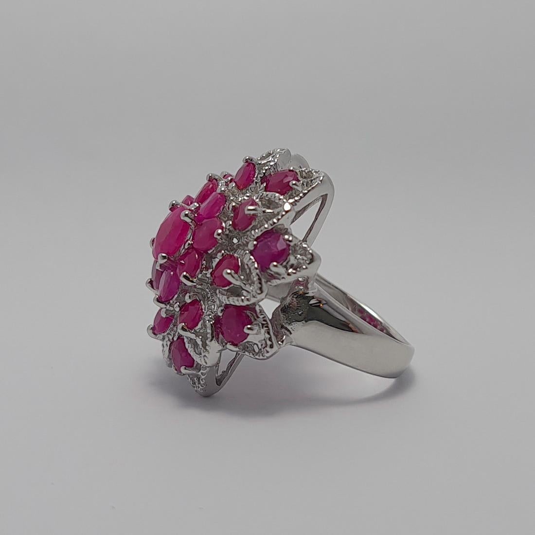 Natürlicher, nicht erhitzter, unbehandelter Thailand Rubin in massivem 925er Sterling Silber Ring (rhodiniert).

Die Ringgröße ist 7 US
Das Gesamtgewicht der Rubinsteine beträgt 13 Karat.
Der Ring wiegt 10,3 Gramm

Bitte fragen Sie Ihre Größe an.
