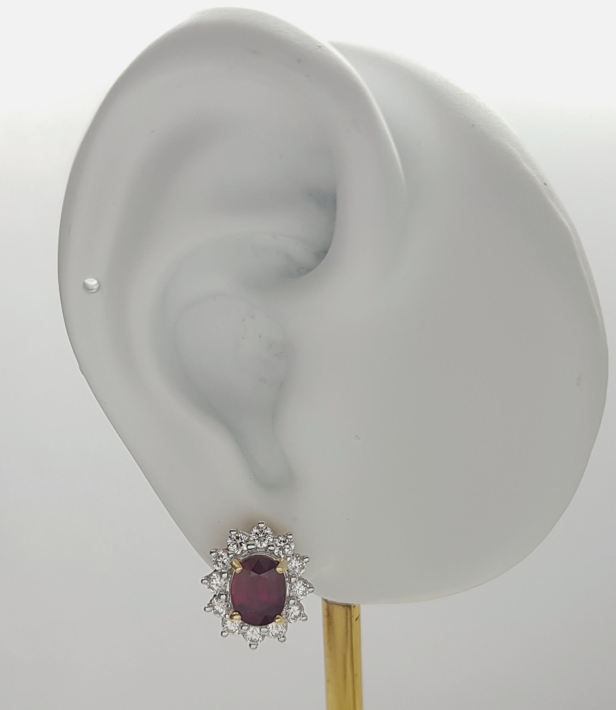 Rubino non riscaldato 3,04 carati con diamante 1,26 carati Orecchini con montatura in oro 18K

Larghezza: 1,1 cm 
Lunghezza: 1,4 cm
Peso totale: 5.80 grammi


