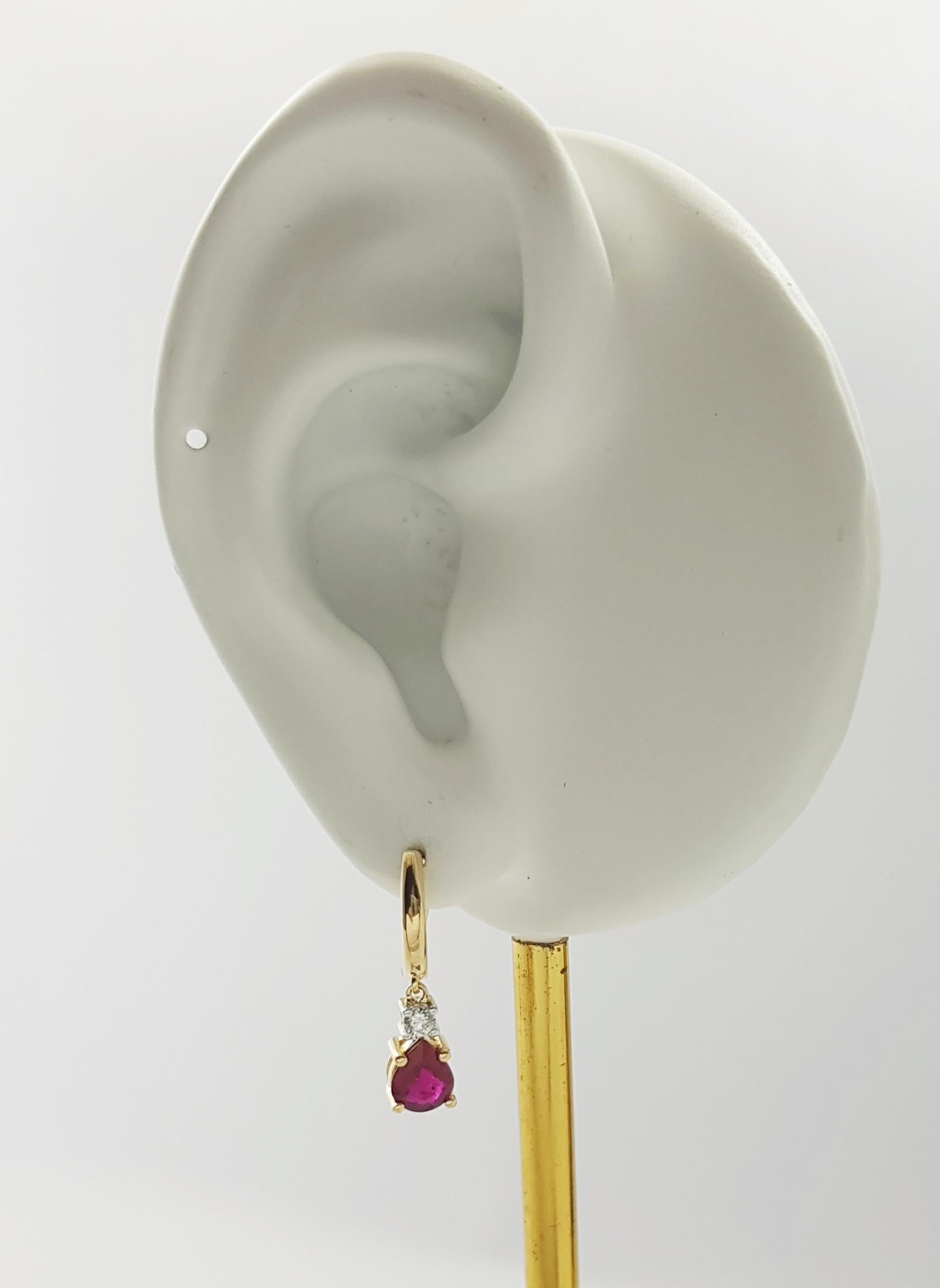 Boucles d'oreilles composées de rubis non chauffés de 1,40 carats et de diamants de 0,12 carat sur monture en or 18k

Largeur : 0,5 cm 
Longueur : 1.9 cm
Poids total : 2.73 grammes

