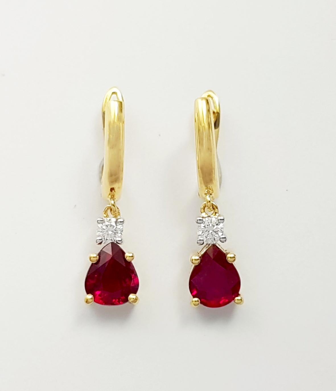 Contemporain Boucles d'oreilles en or 18k avec diamants et rubis non chauffés en vente
