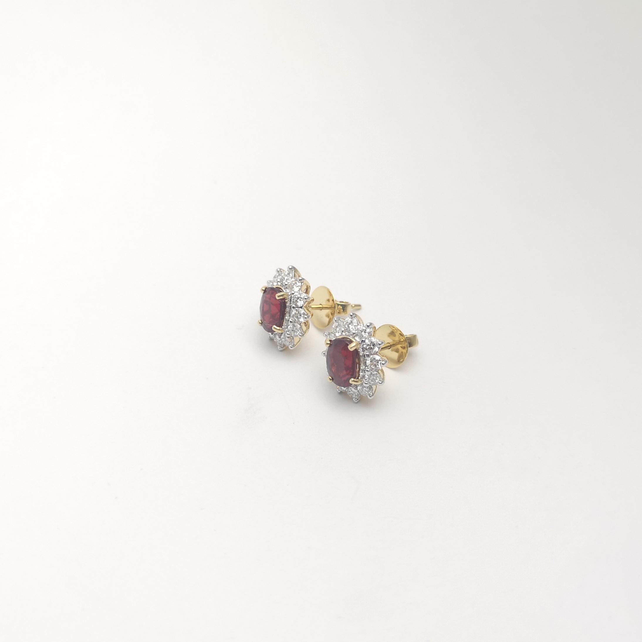 Taglio ovale Orecchini con rubino non riscaldato e diamanti con montatura in oro 18K in vendita