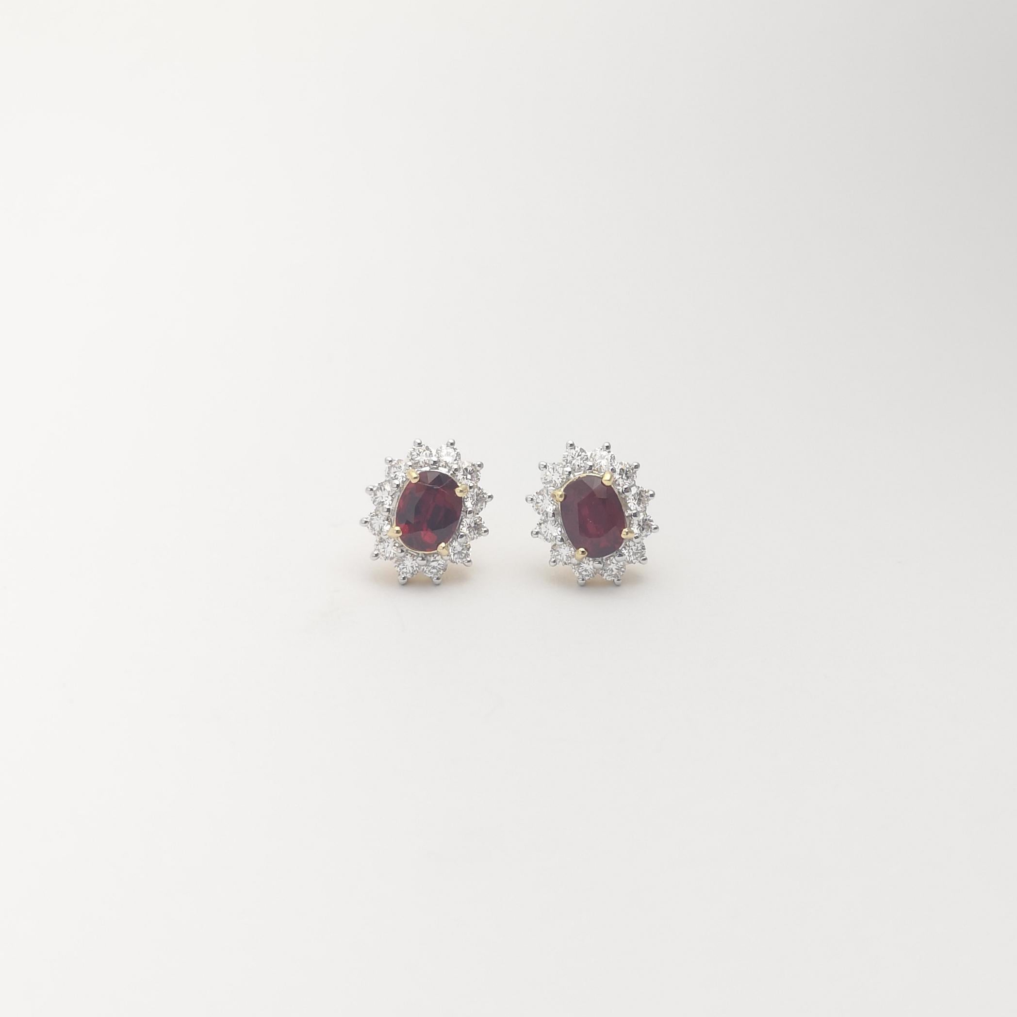 Orecchini con rubino non riscaldato e diamanti con montatura in oro 18K In condizioni Nuovo in vendita a Bangkok, TH