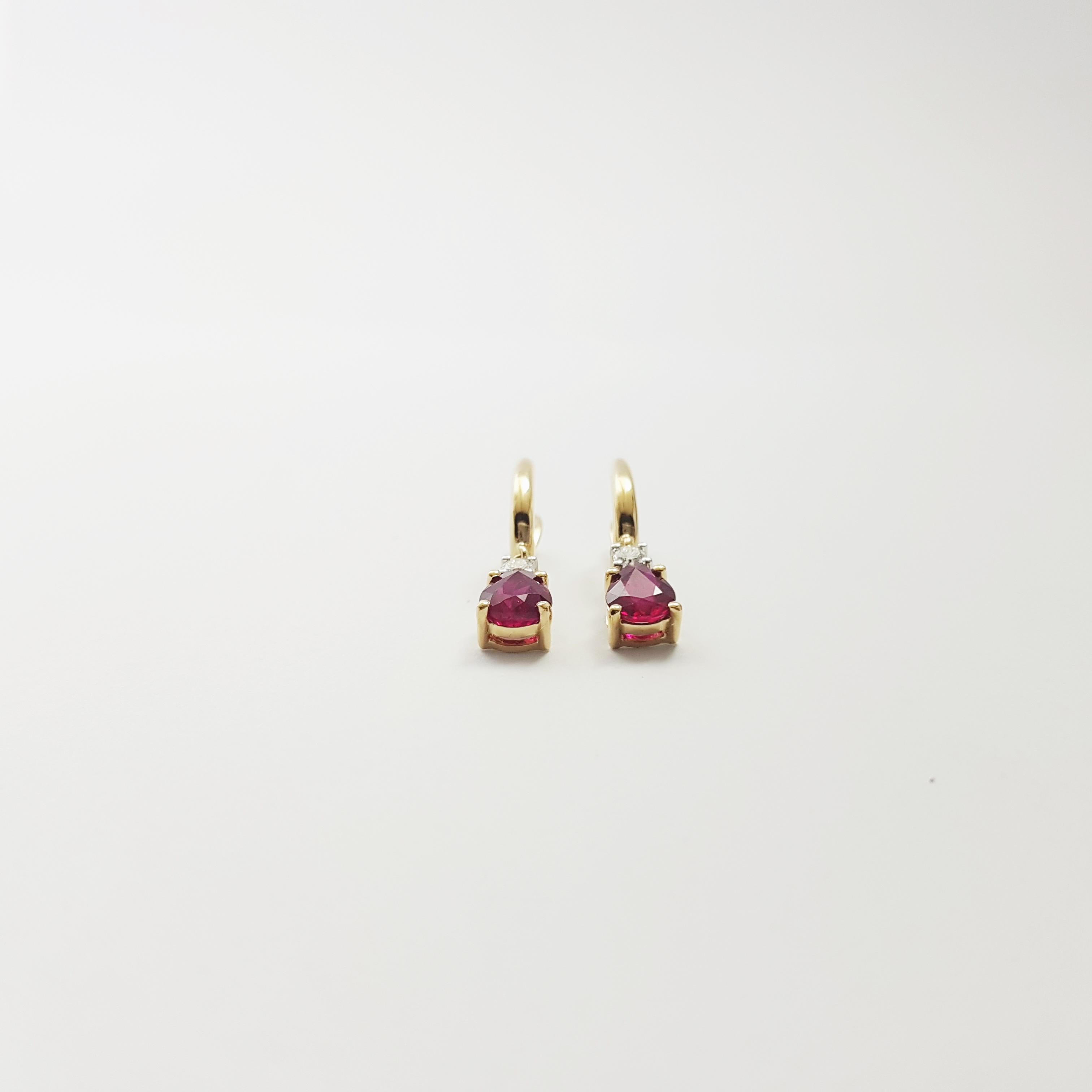 Boucles d'oreilles en or 18k avec diamants et rubis non chauffés Neuf - En vente à Bangkok, TH