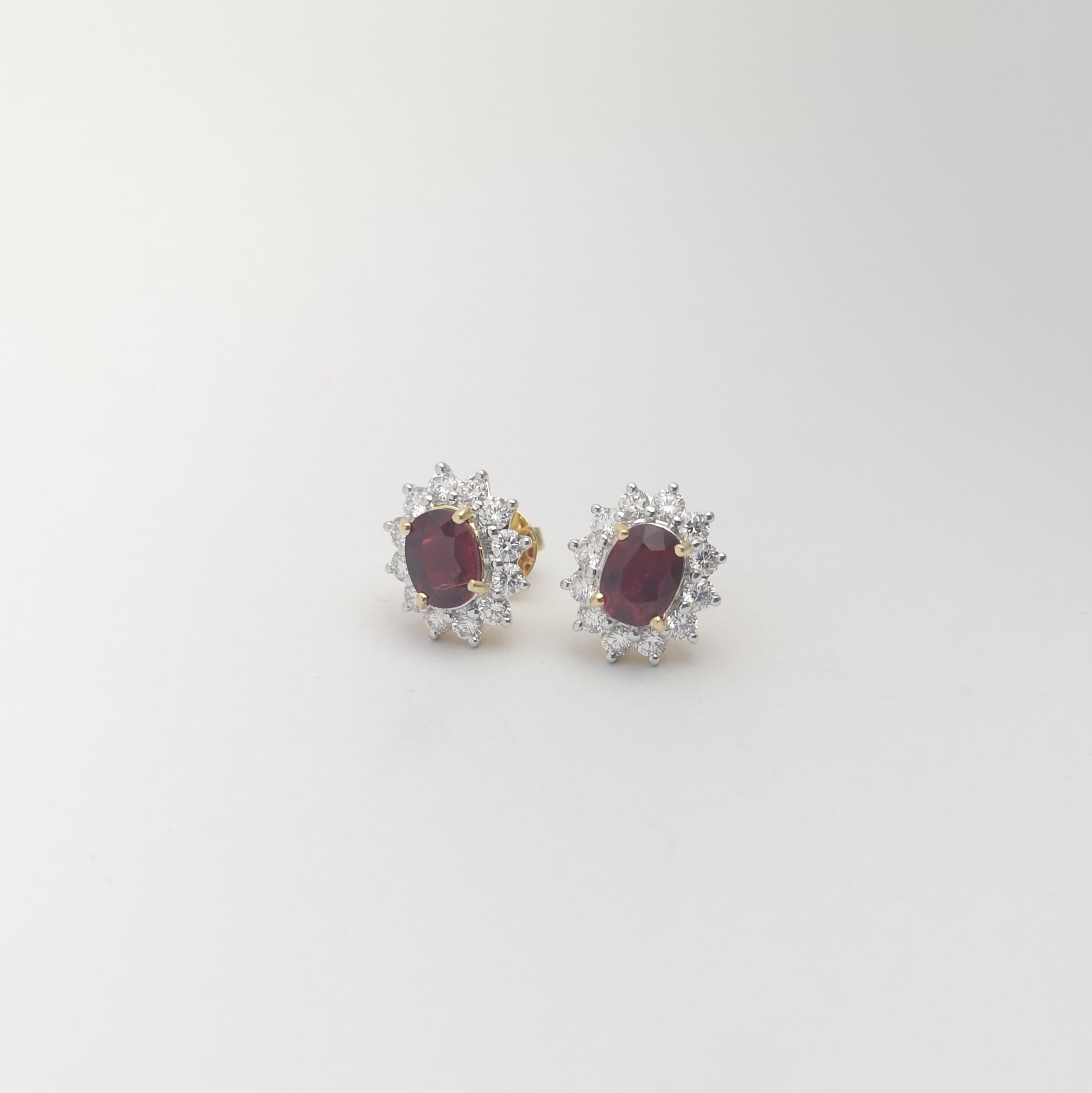 Donna Orecchini con rubino non riscaldato e diamanti con montatura in oro 18K in vendita