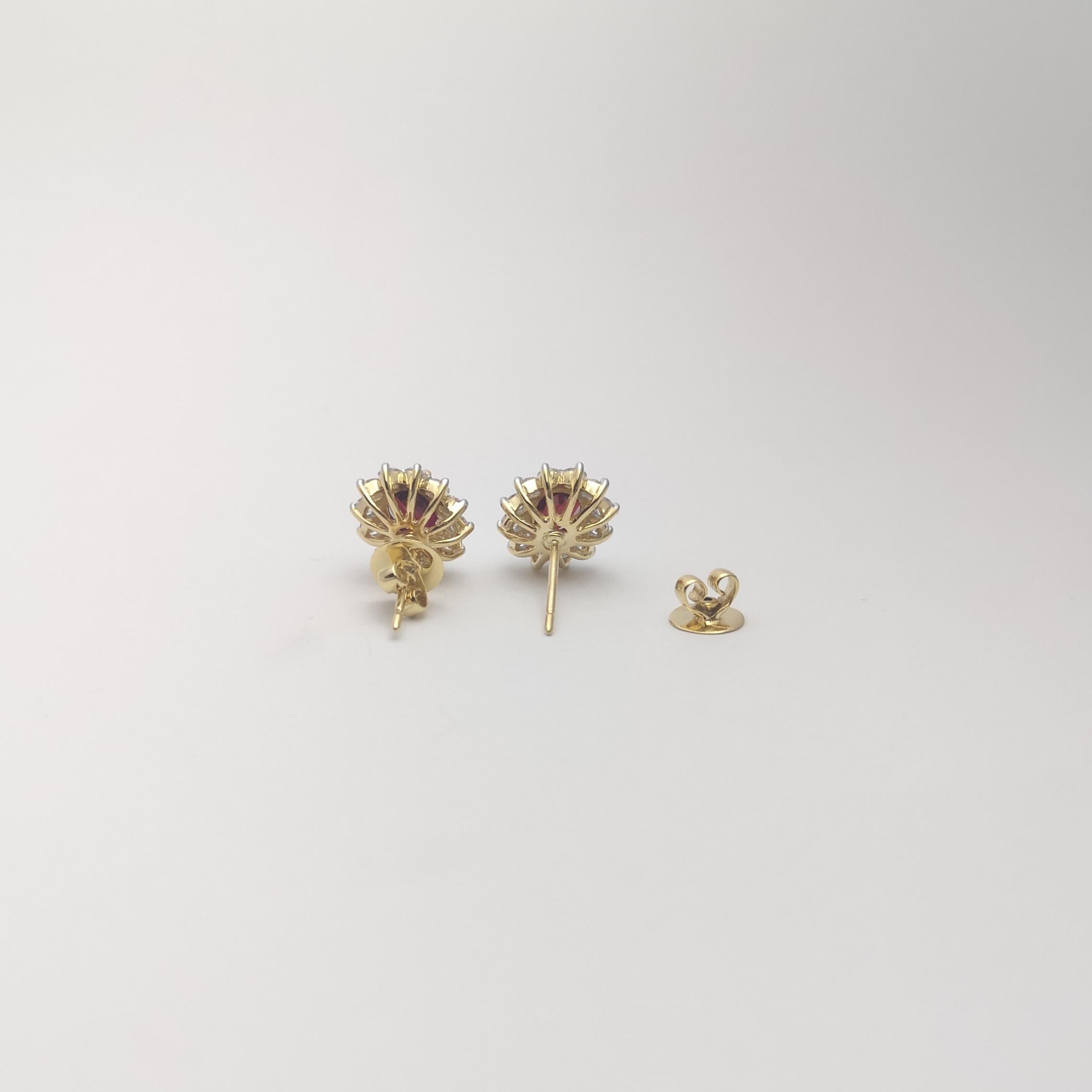 Orecchini con rubino non riscaldato e diamanti con montatura in oro 18K in vendita 1