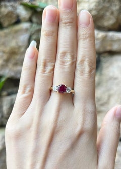 Bague en or 18 carats sertie de rubis non chauffés et de diamants