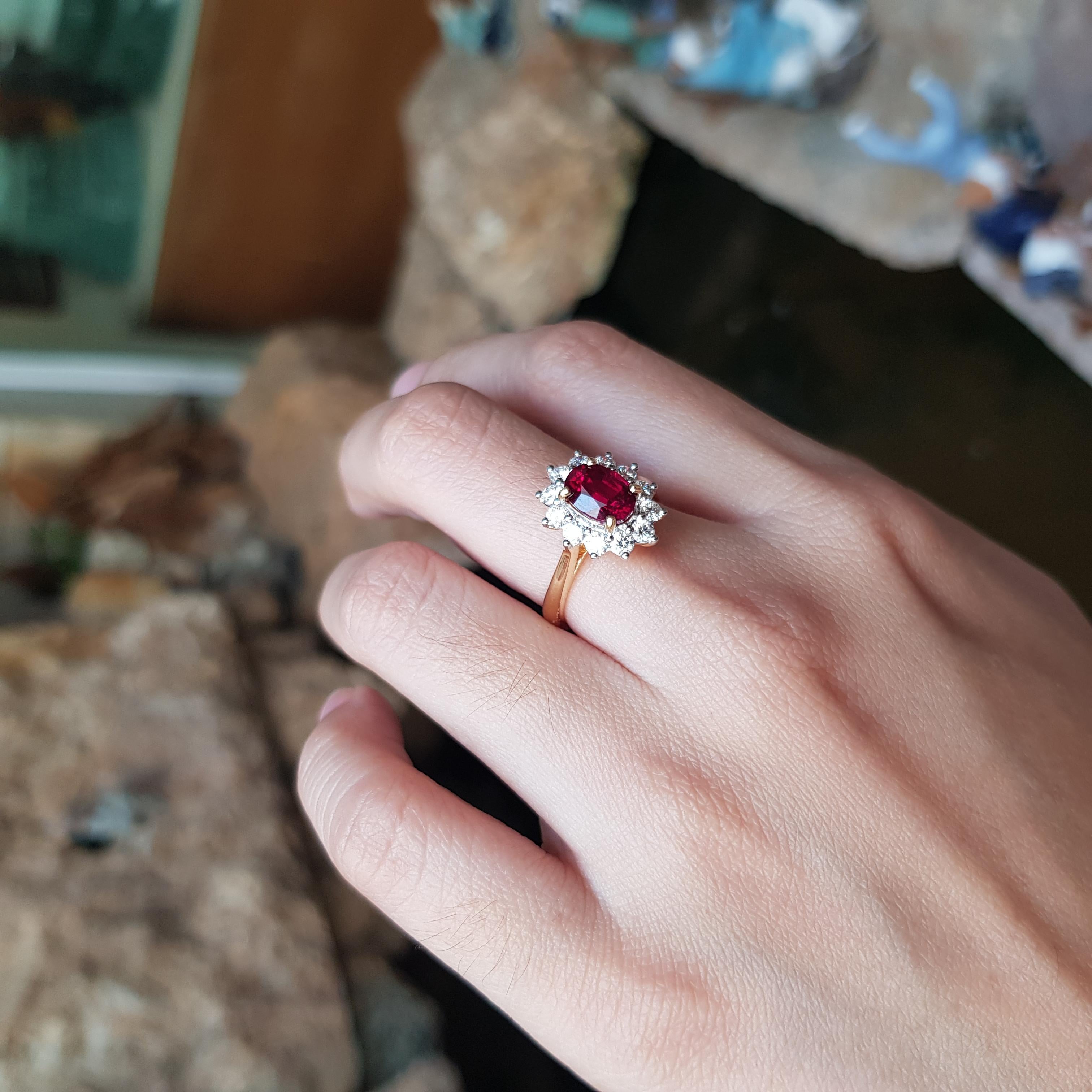 Unerhitzter Rubin mit Diamantring in 18 Karat Goldfassungen gefasst (Ovalschliff) im Angebot
